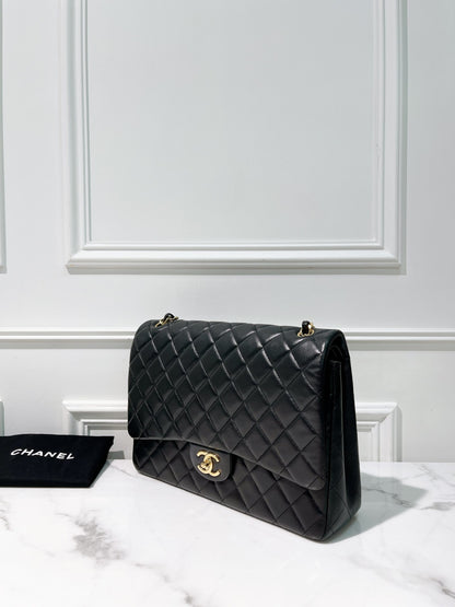 CHANEL MAXI CLASSIC FLAP, Black/Gold