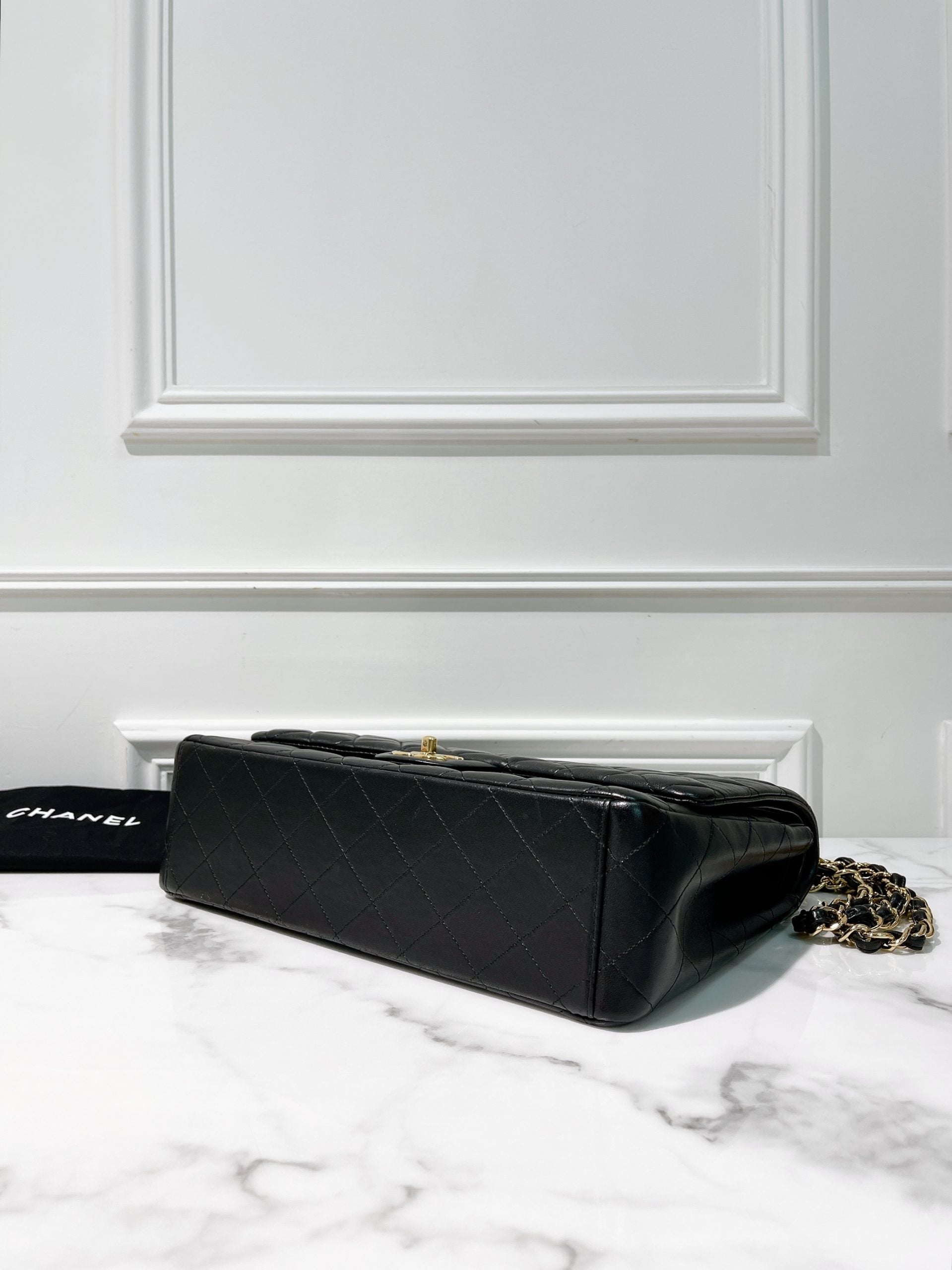 CHANEL MAXI CLASSIC FLAP, Black/Gold