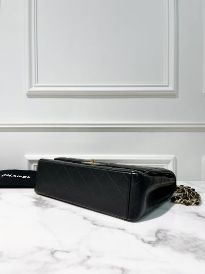 CHANEL MAXI CLASSIC FLAP, Black/Gold