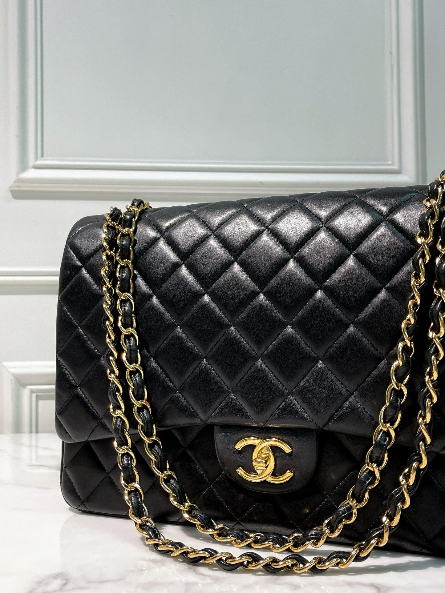 CHANEL MAXI CLASSIC FLAP, Black/Gold