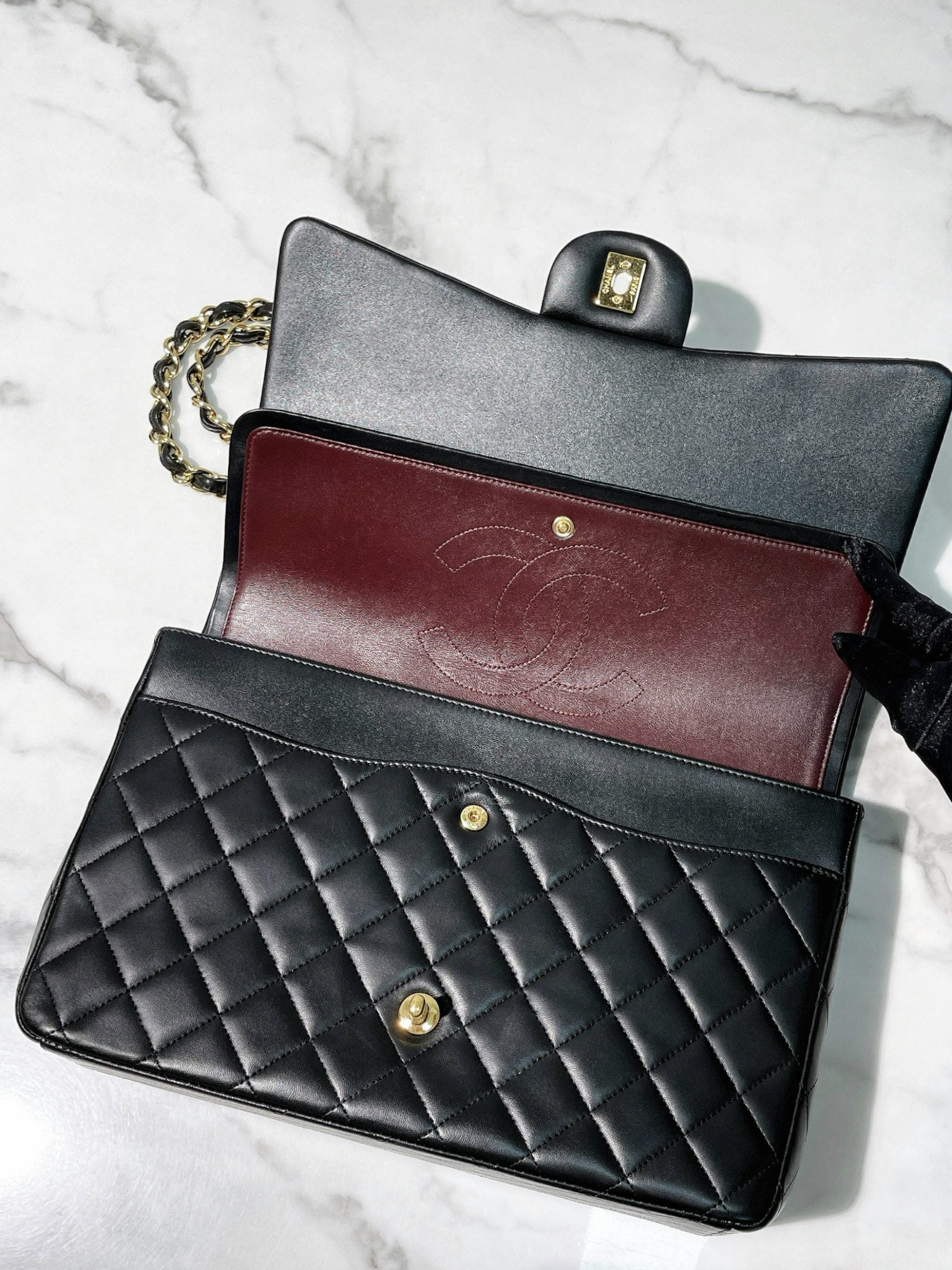 CHANEL MAXI CLASSIC FLAP, Black/Gold