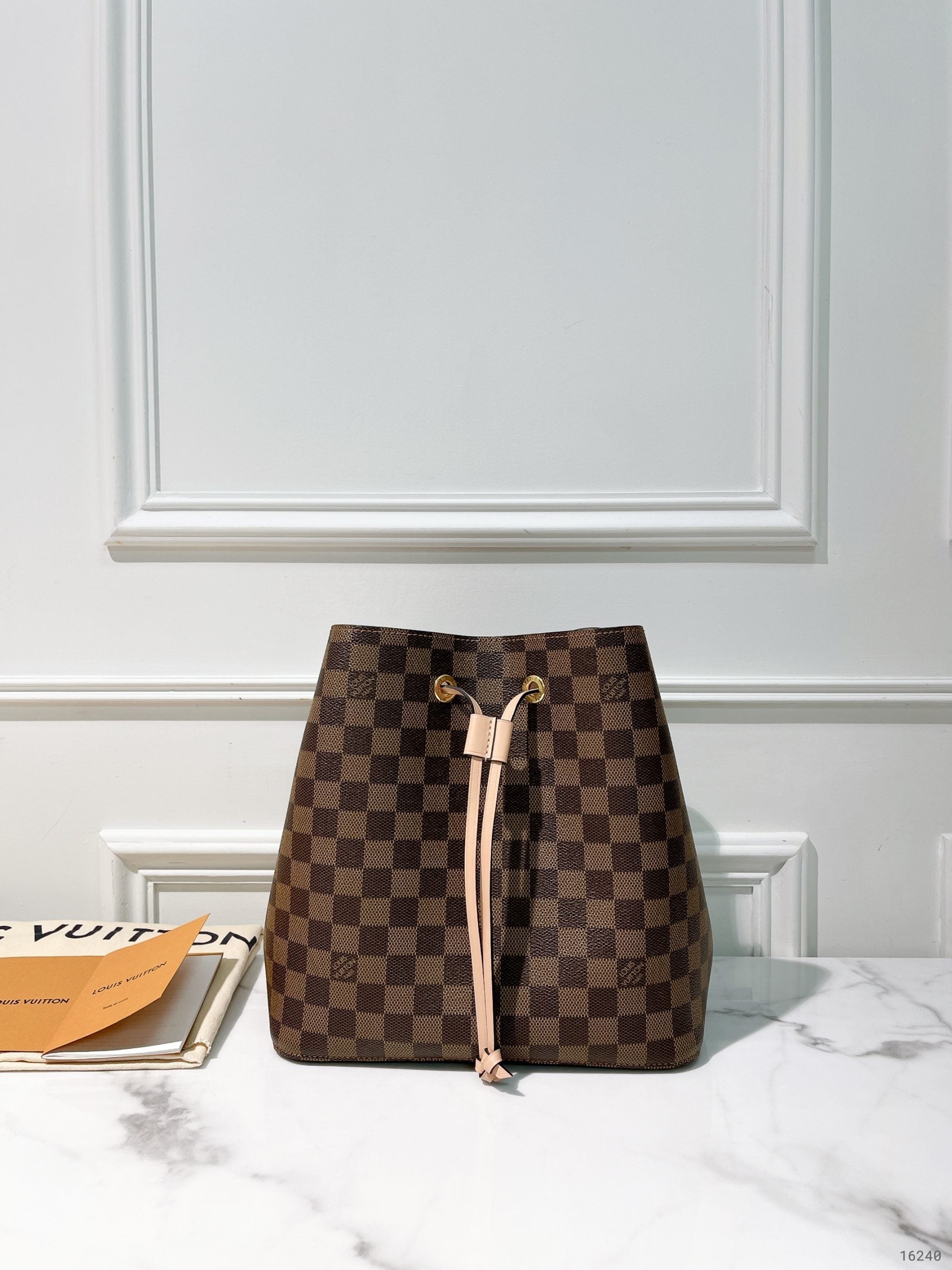 LV NEONOE, Damier