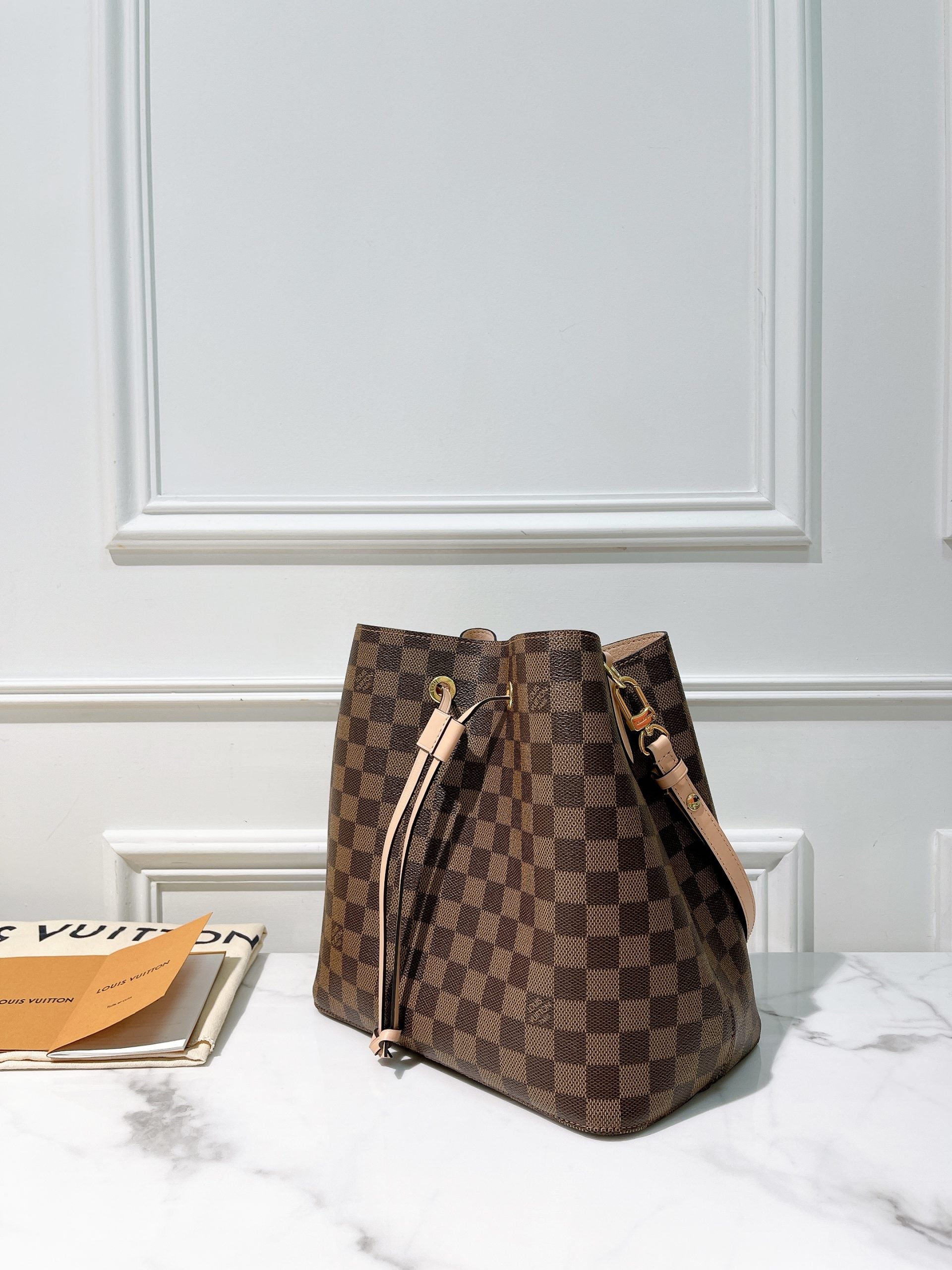 LV NEONOE, Damier
