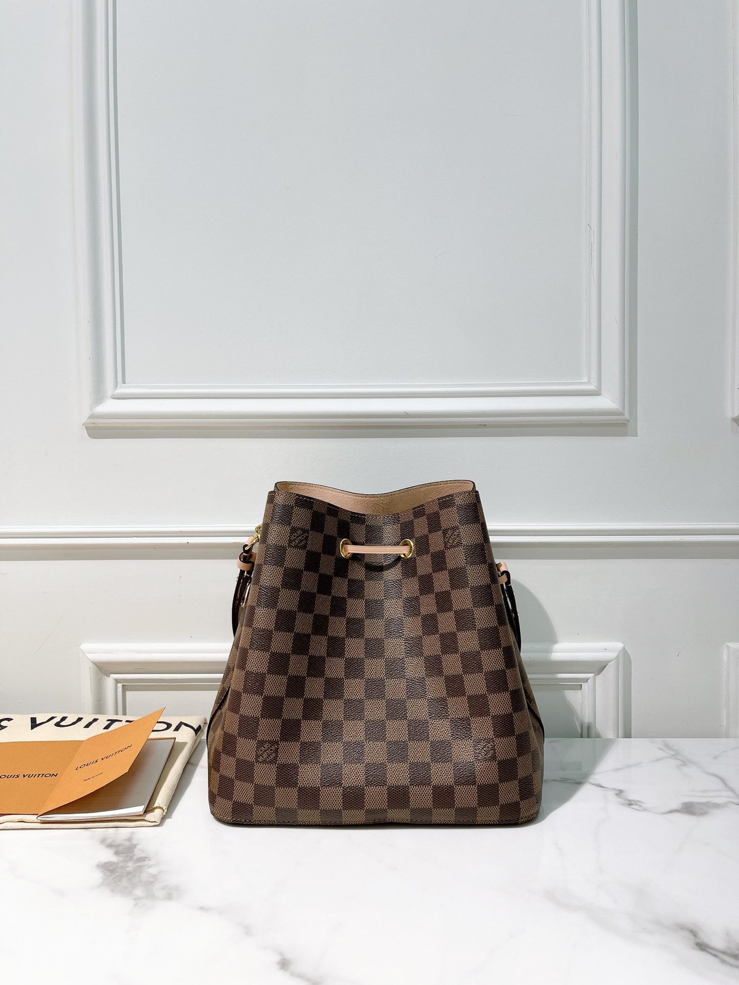 LV NEONOE, Damier