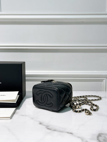 CHANEL 23C PEARL CRUSH MINI VANITY, Black/Gold