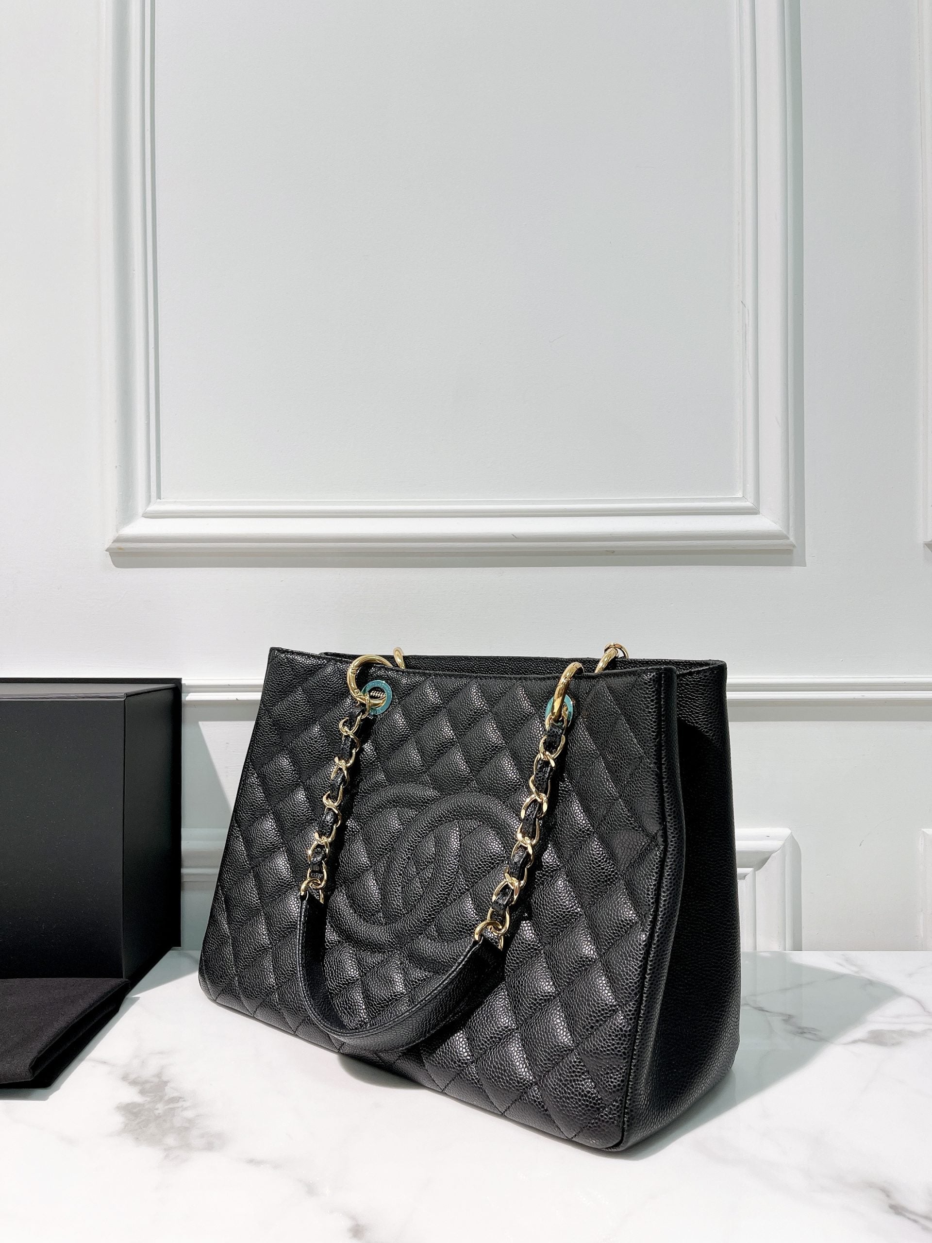 CHANEL GRAND SHOPPING TOTE, Black/Gold