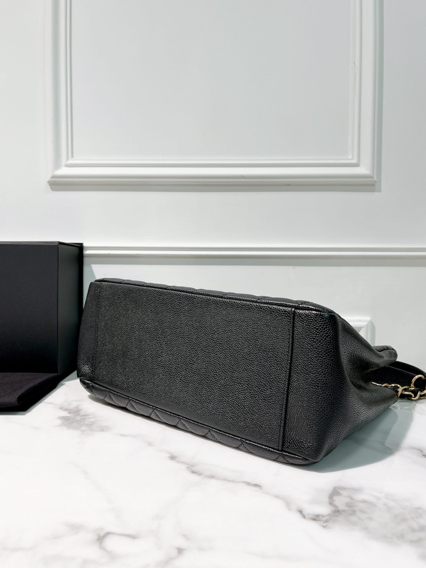 CHANEL GRAND SHOPPING TOTE, Black/Gold