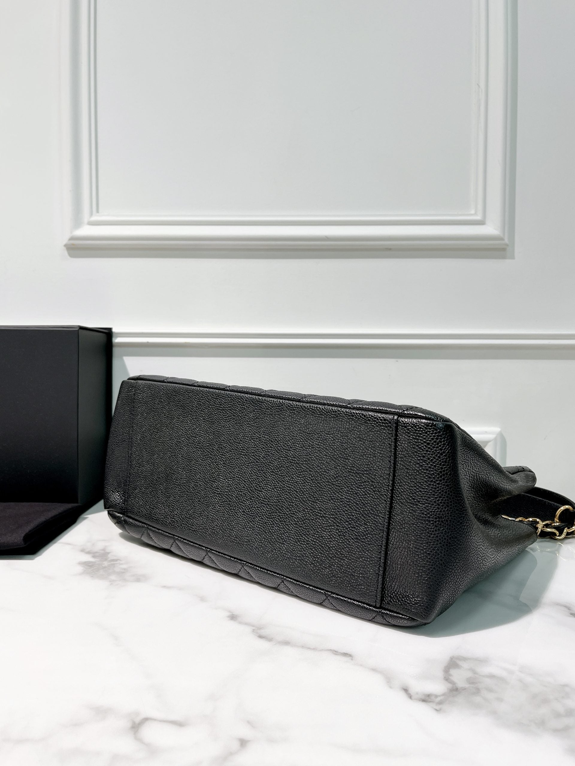 CHANEL GRAND SHOPPING TOTE, Black/Gold