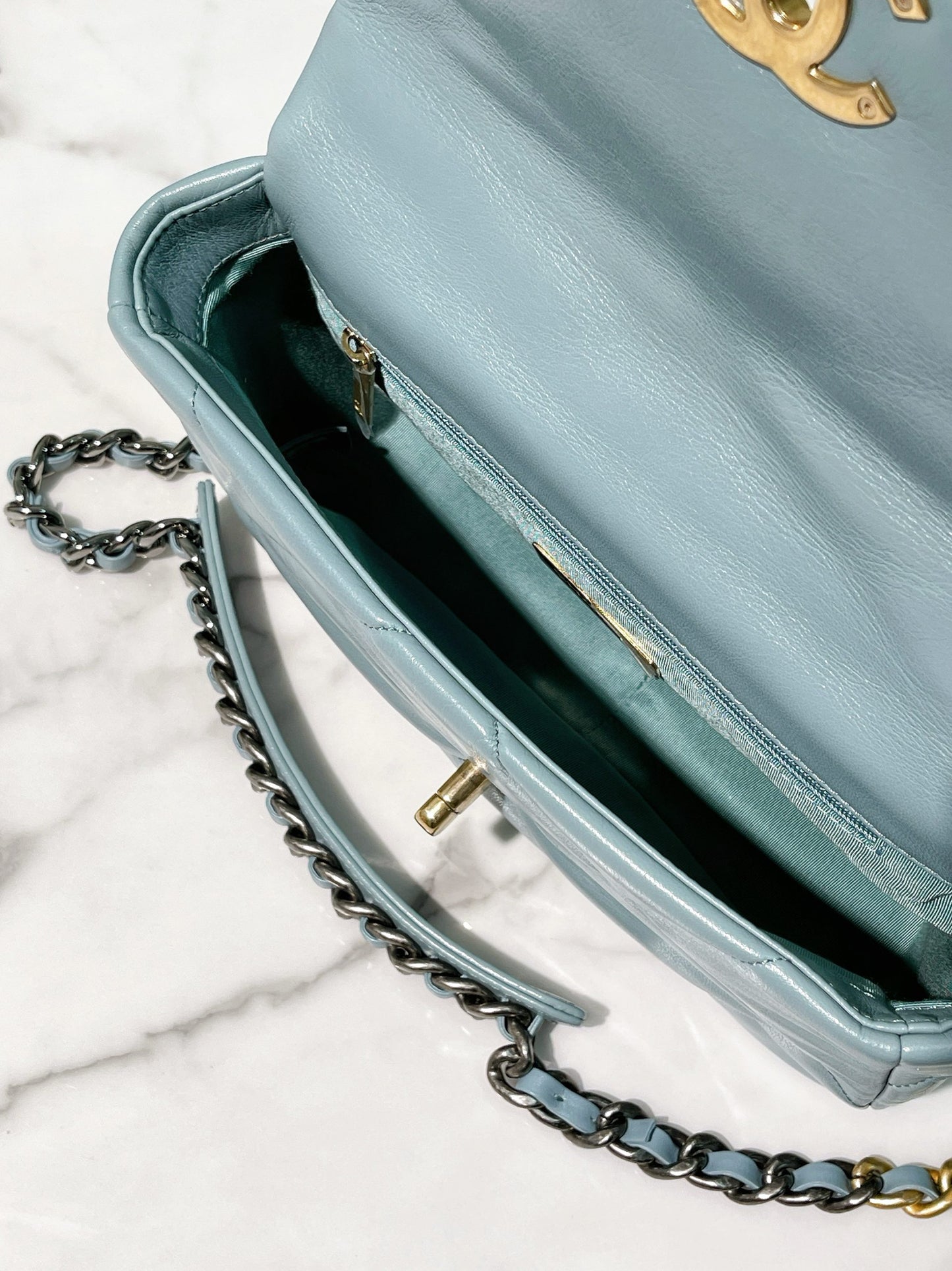 CHANEL 19 BAG MEDIUM