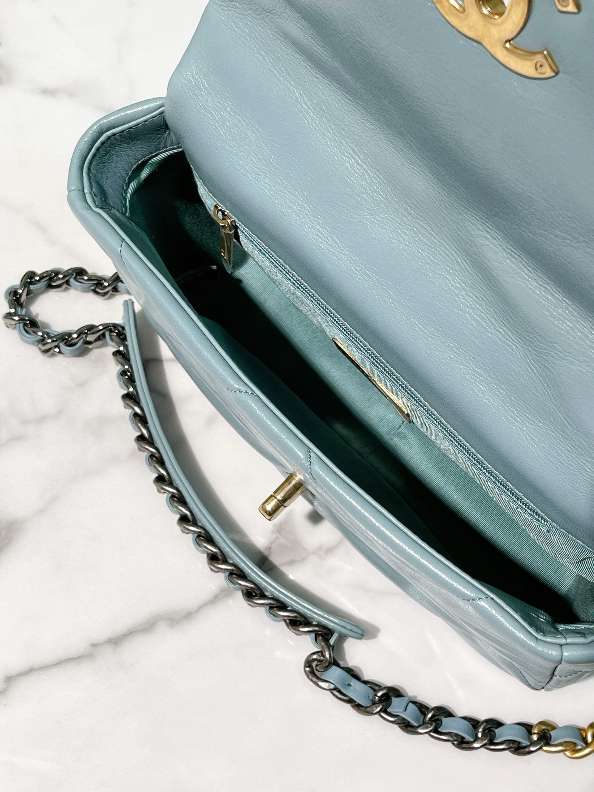 CHANEL 19 BAG MEDIUM