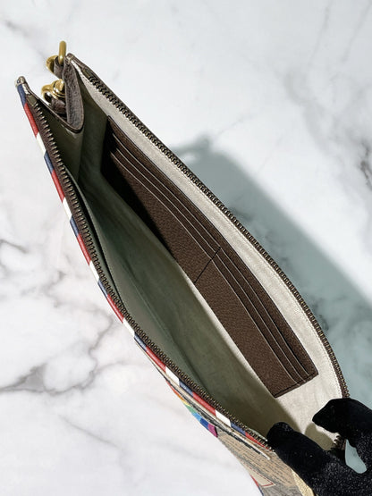 GUCCI POUCH