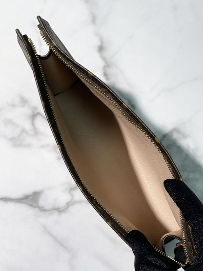 LV POCHE TOILETTE, Monogram