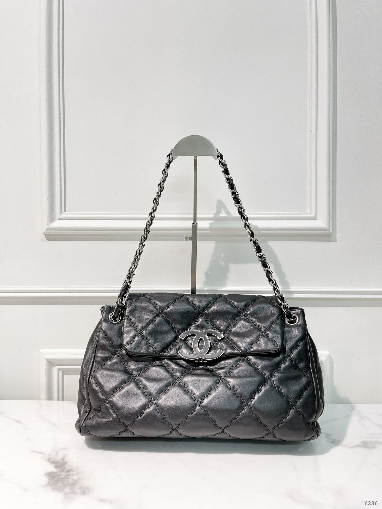 CHANEL HAMPTONS, Black/Silver