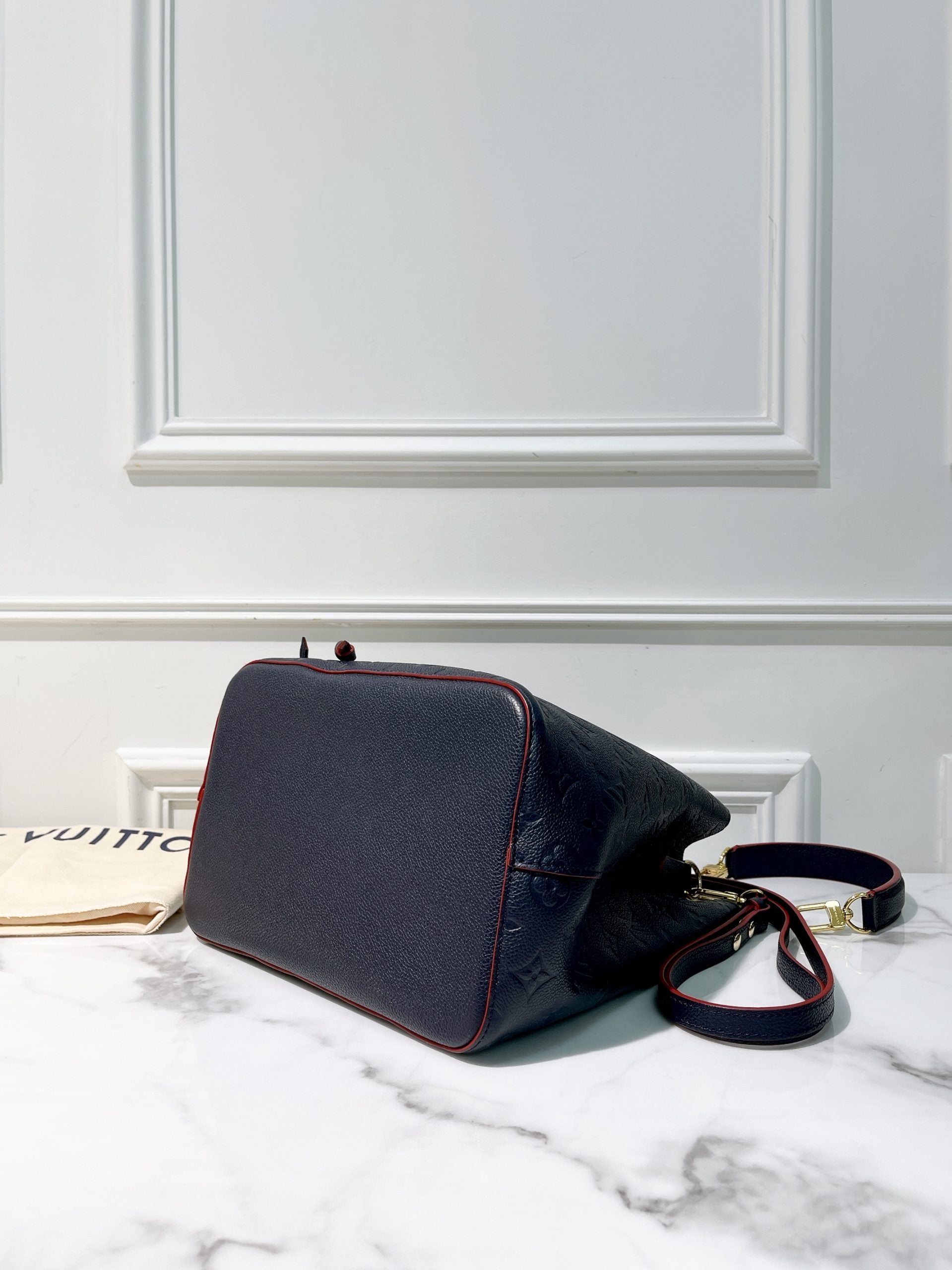 LV NEONOE, Navy/Gold