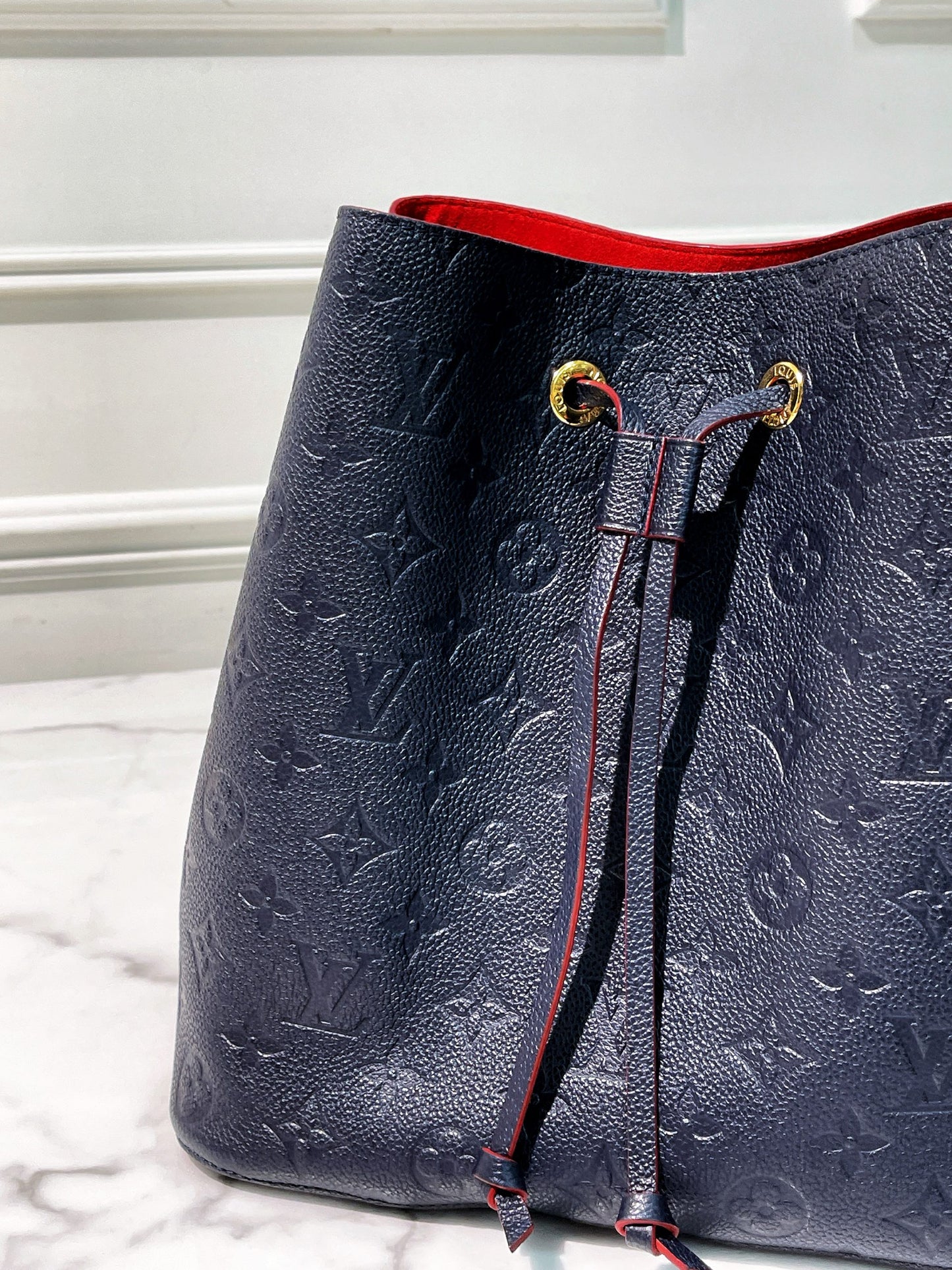 LV NEONOE, Navy/Gold