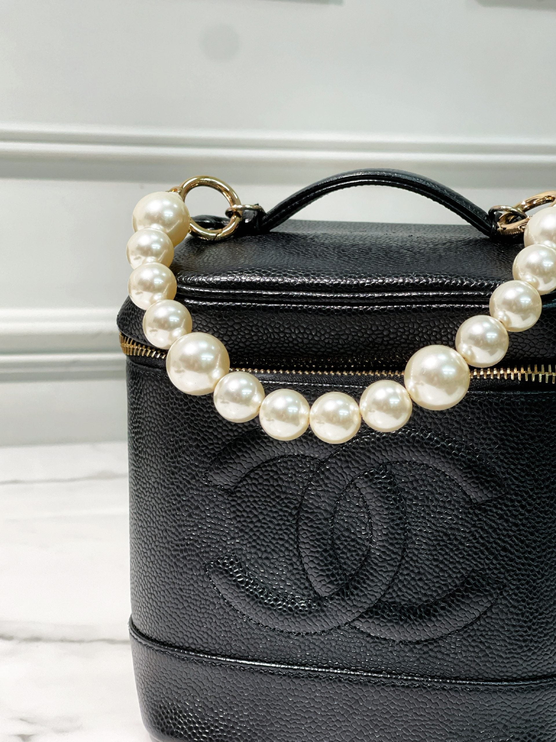 CHANEL VINTAGE VANITY CASE, Black/Gold