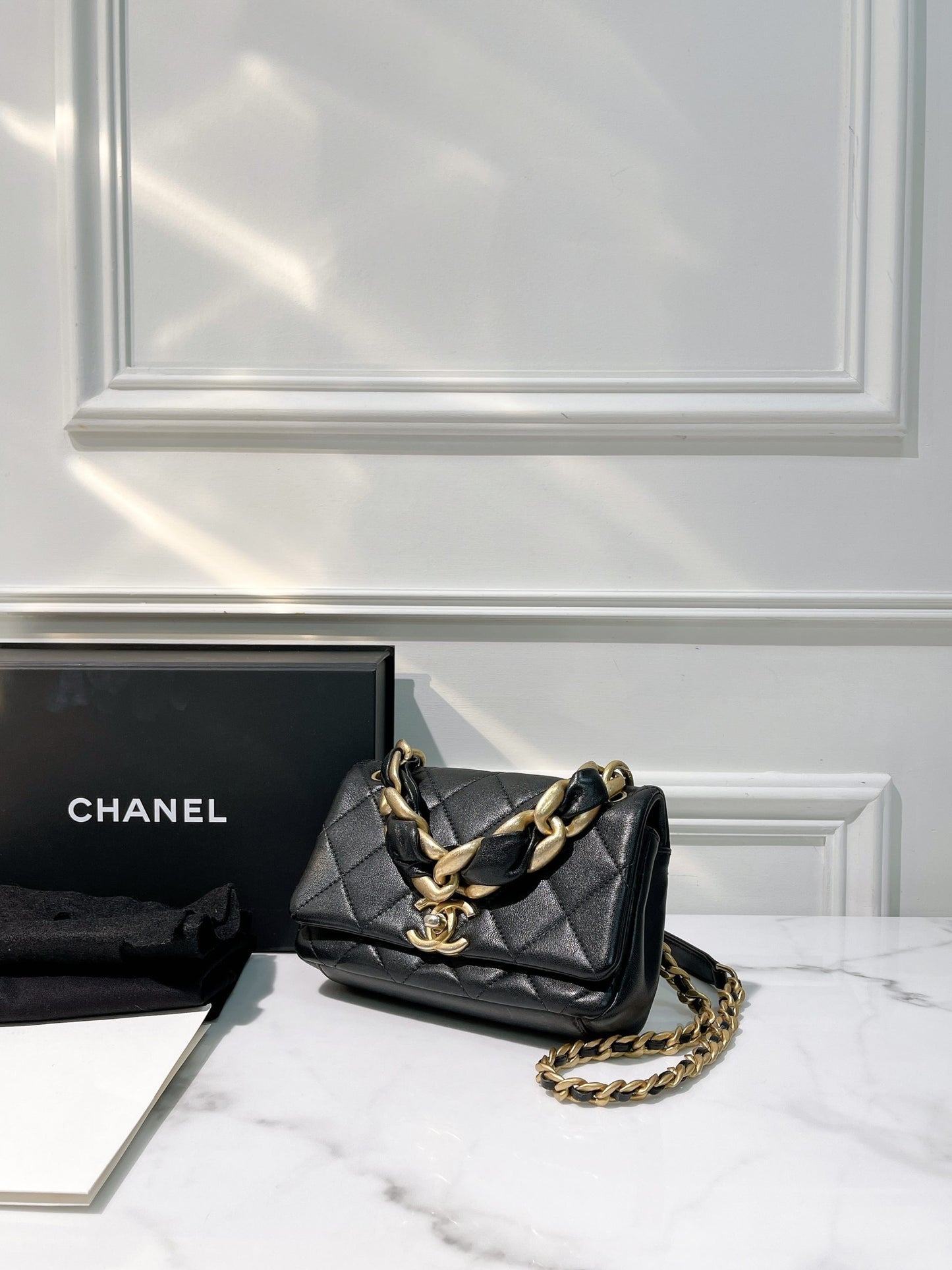 CHANEL 21P FLAP, Black/Gold
