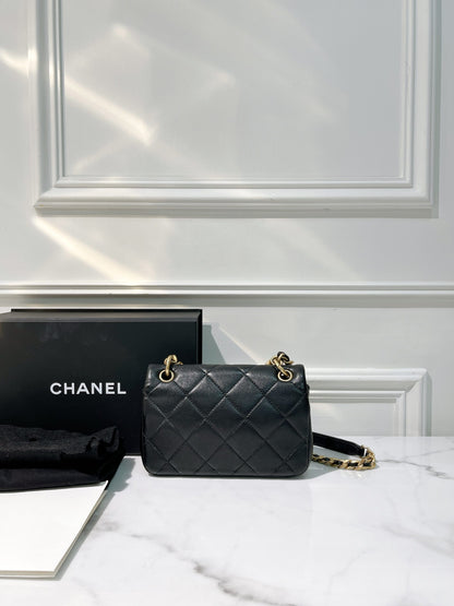 CHANEL 21P FLAP, Black/Gold