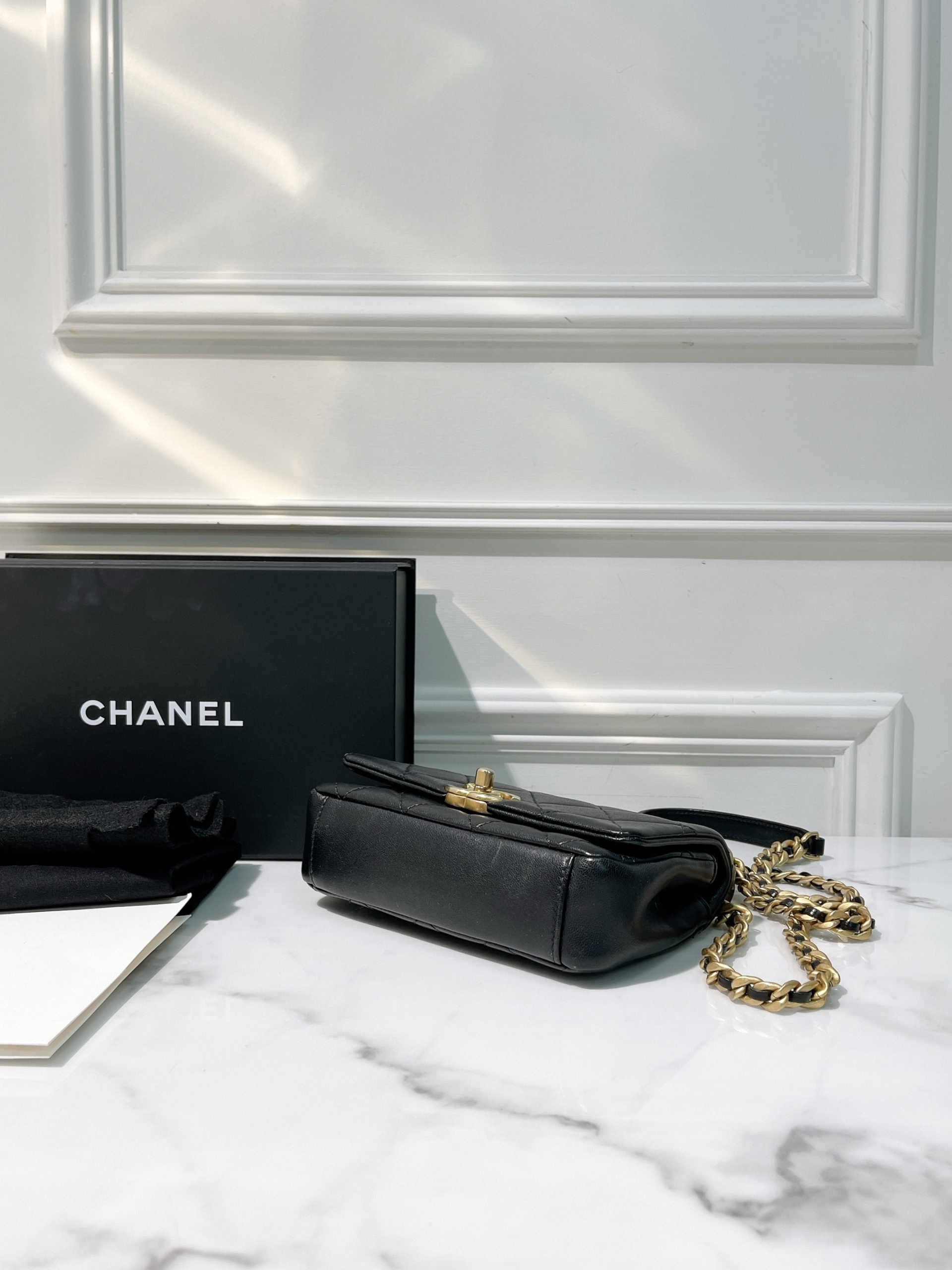 CHANEL 21P FLAP, Black/Gold