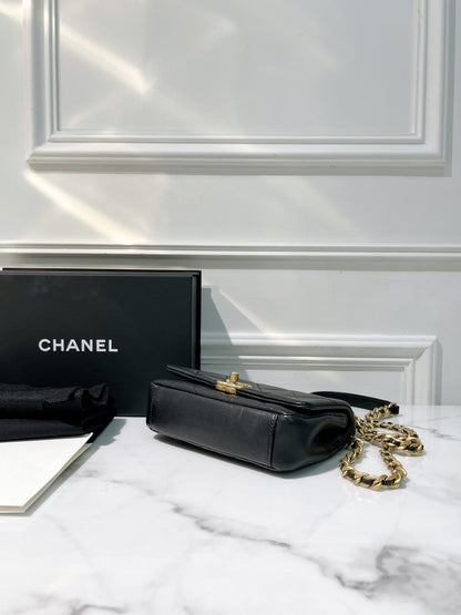 CHANEL 21P FLAP, Black/Gold