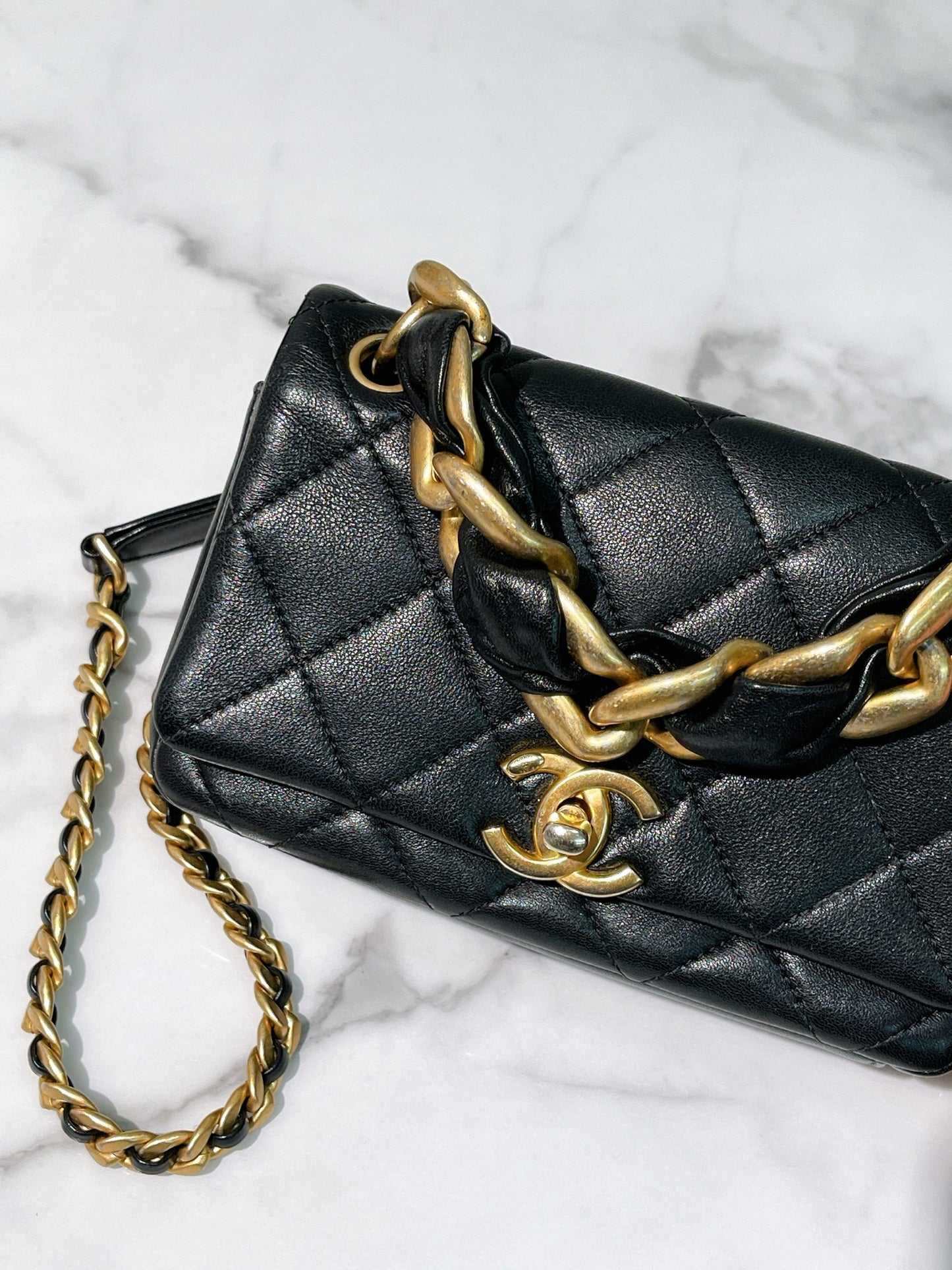 CHANEL 21P FLAP, Black/Gold