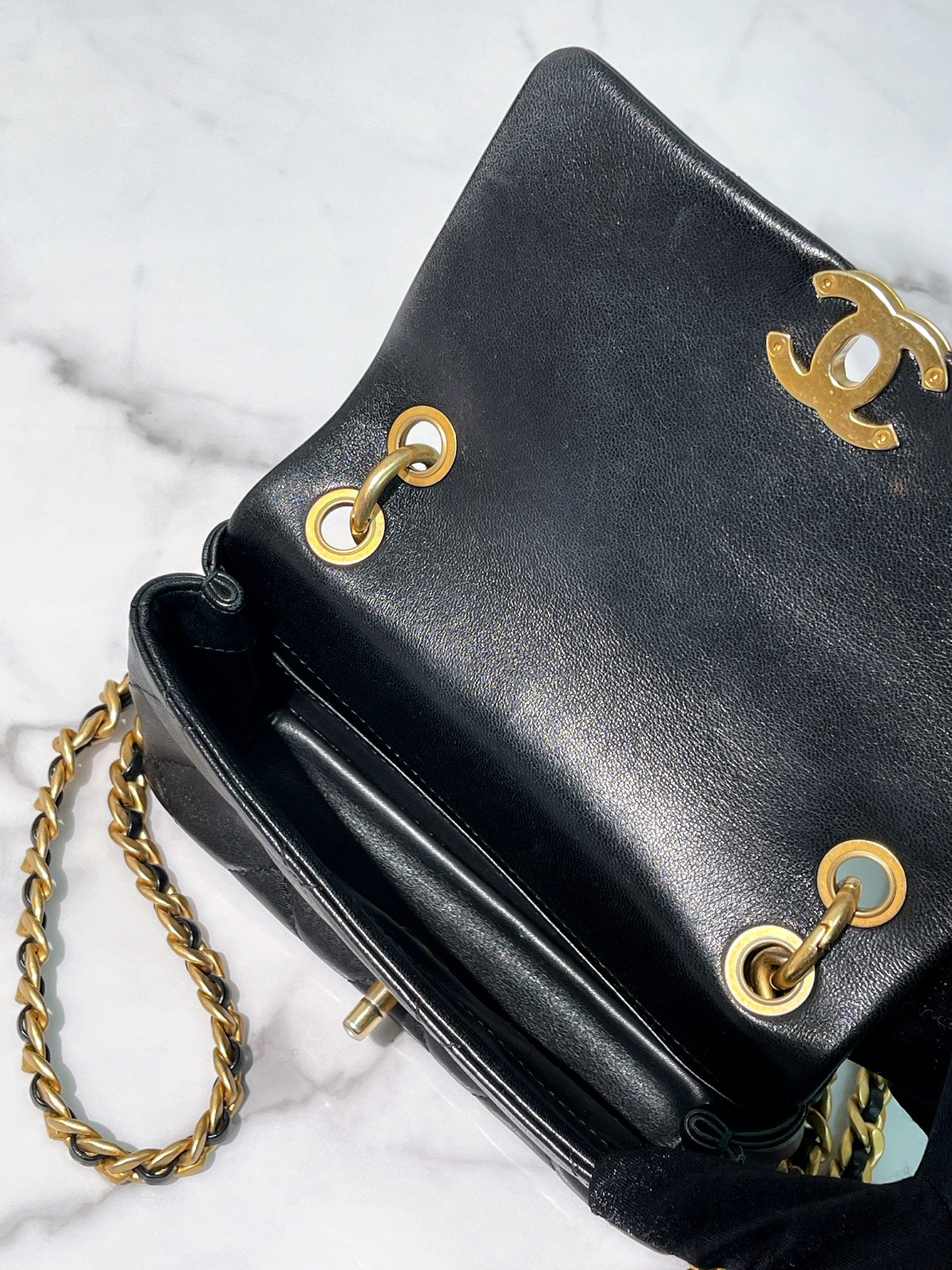 CHANEL 21P FLAP, Black/Gold