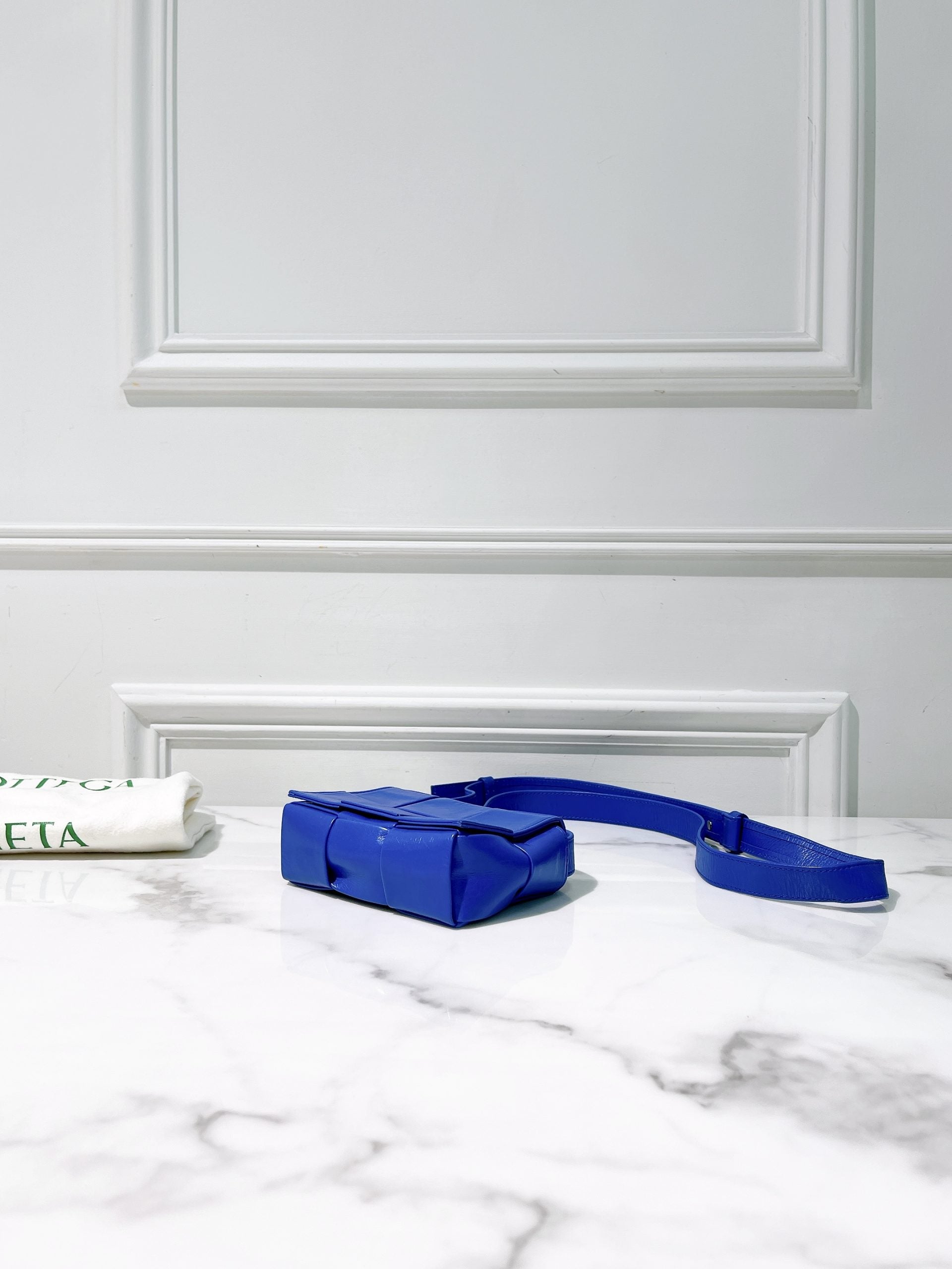 BOTTEGA VENETA MINI CASSETTE, Blue