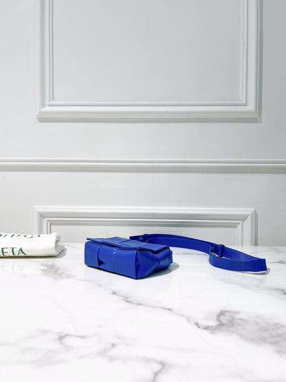 BOTTEGA VENETA MINI CASSETTE, Blue