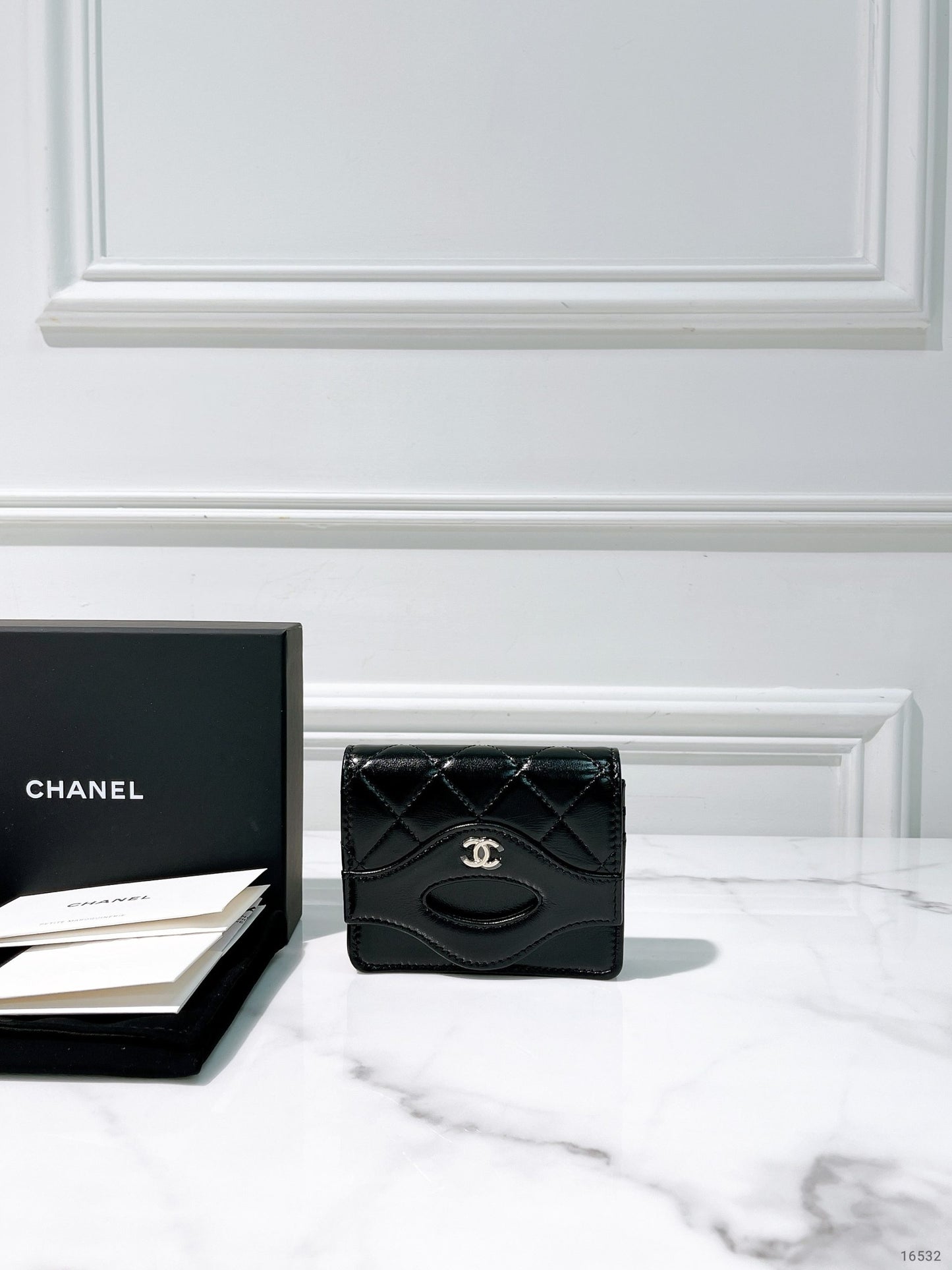 CHANEL 31 CARD HOLDER, Black/Gold