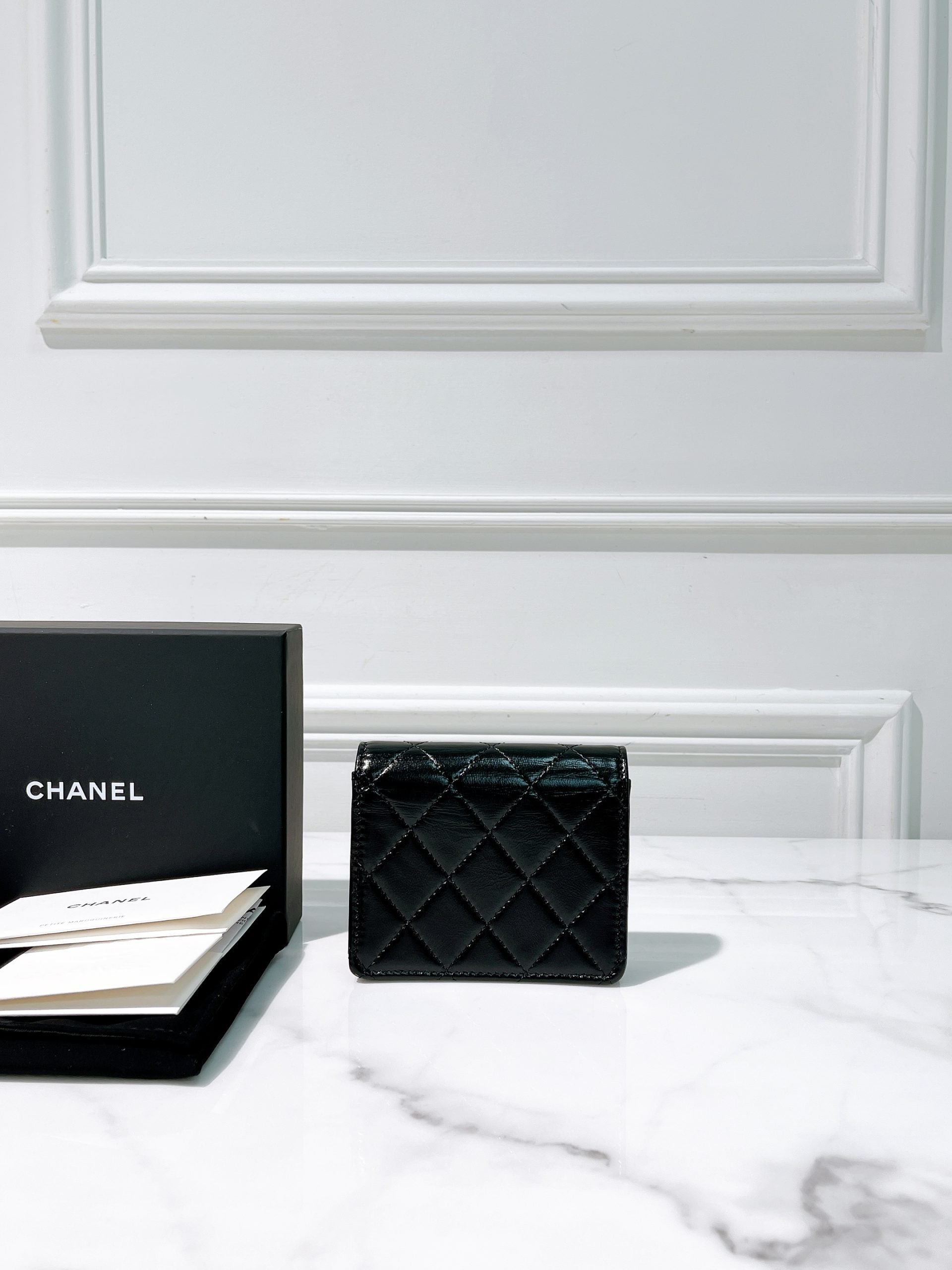 CHANEL 31 CARD HOLDER, Black/Gold