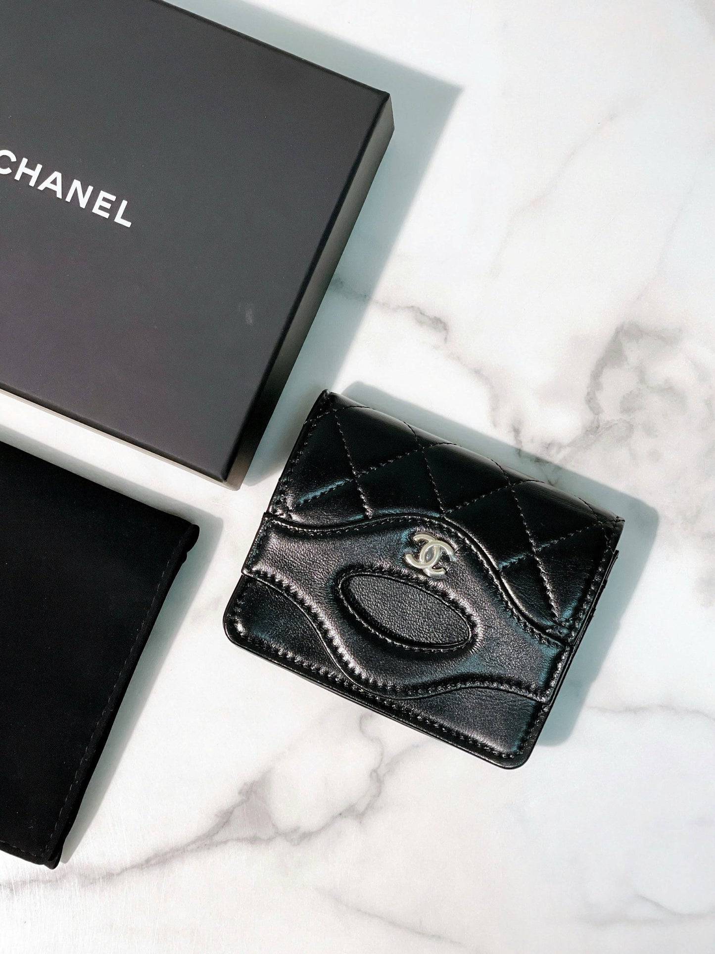 CHANEL 31 CARD HOLDER, Black/Gold