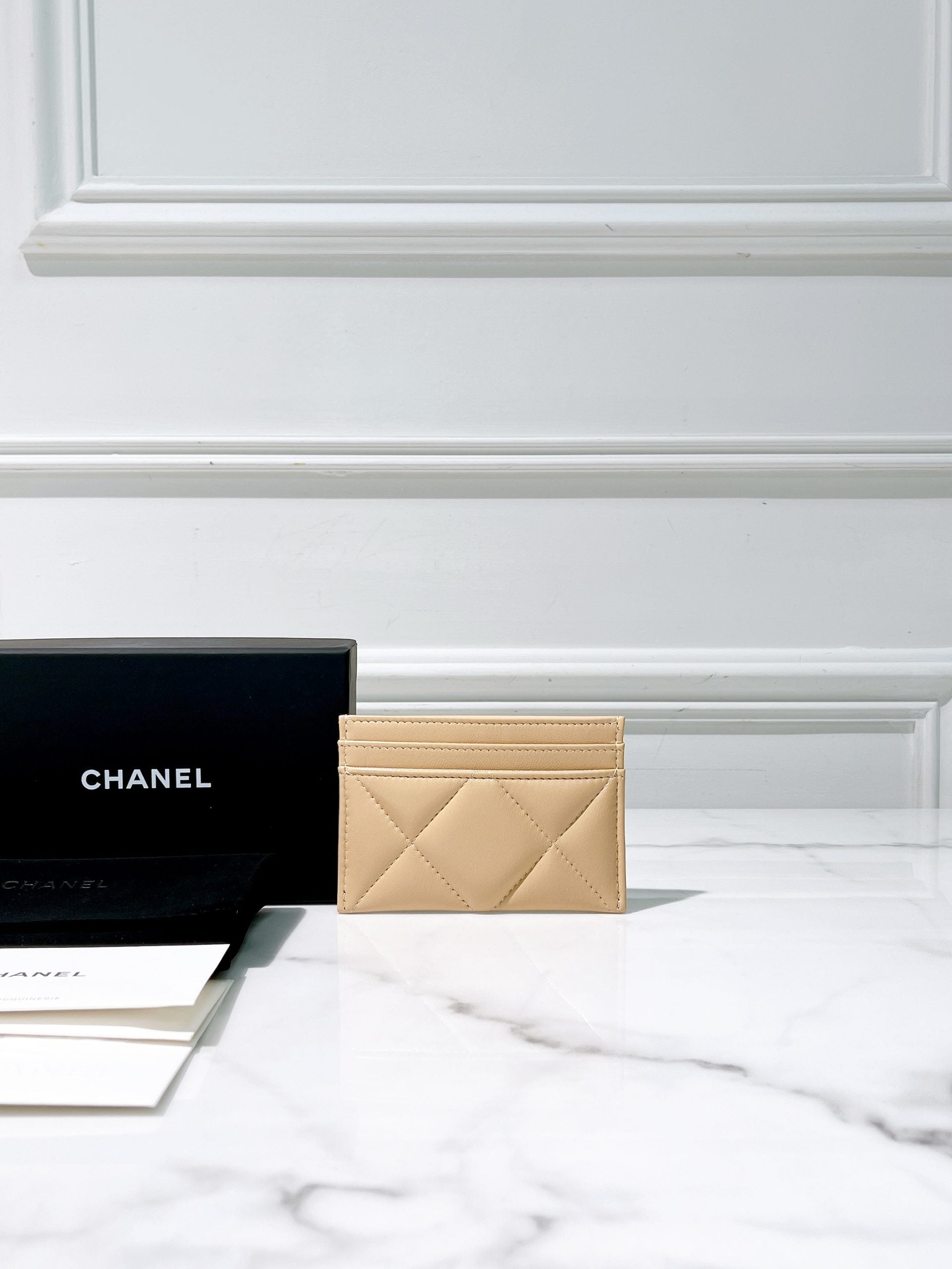 CHANEL 19 CARD HOLDER, Beige/Gold
