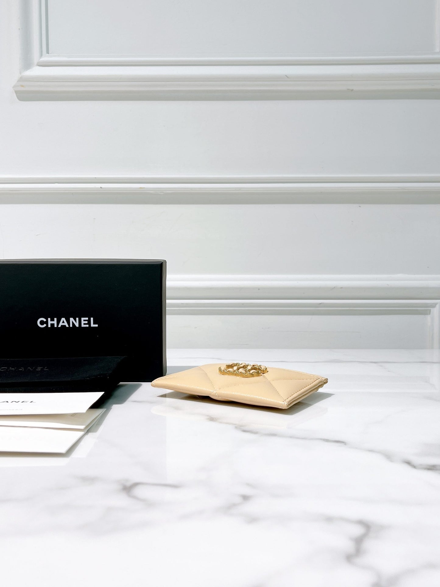 CHANEL 19 CARD HOLDER, Beige/Gold