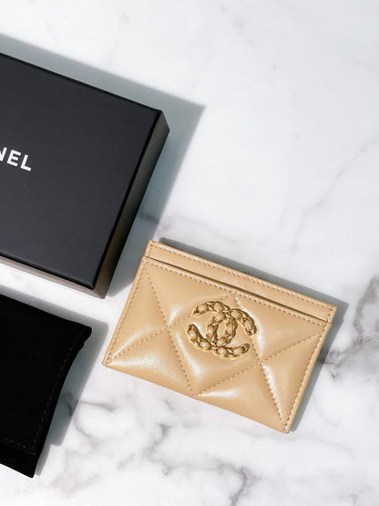 CHANEL 19 CARD HOLDER, Beige/Gold