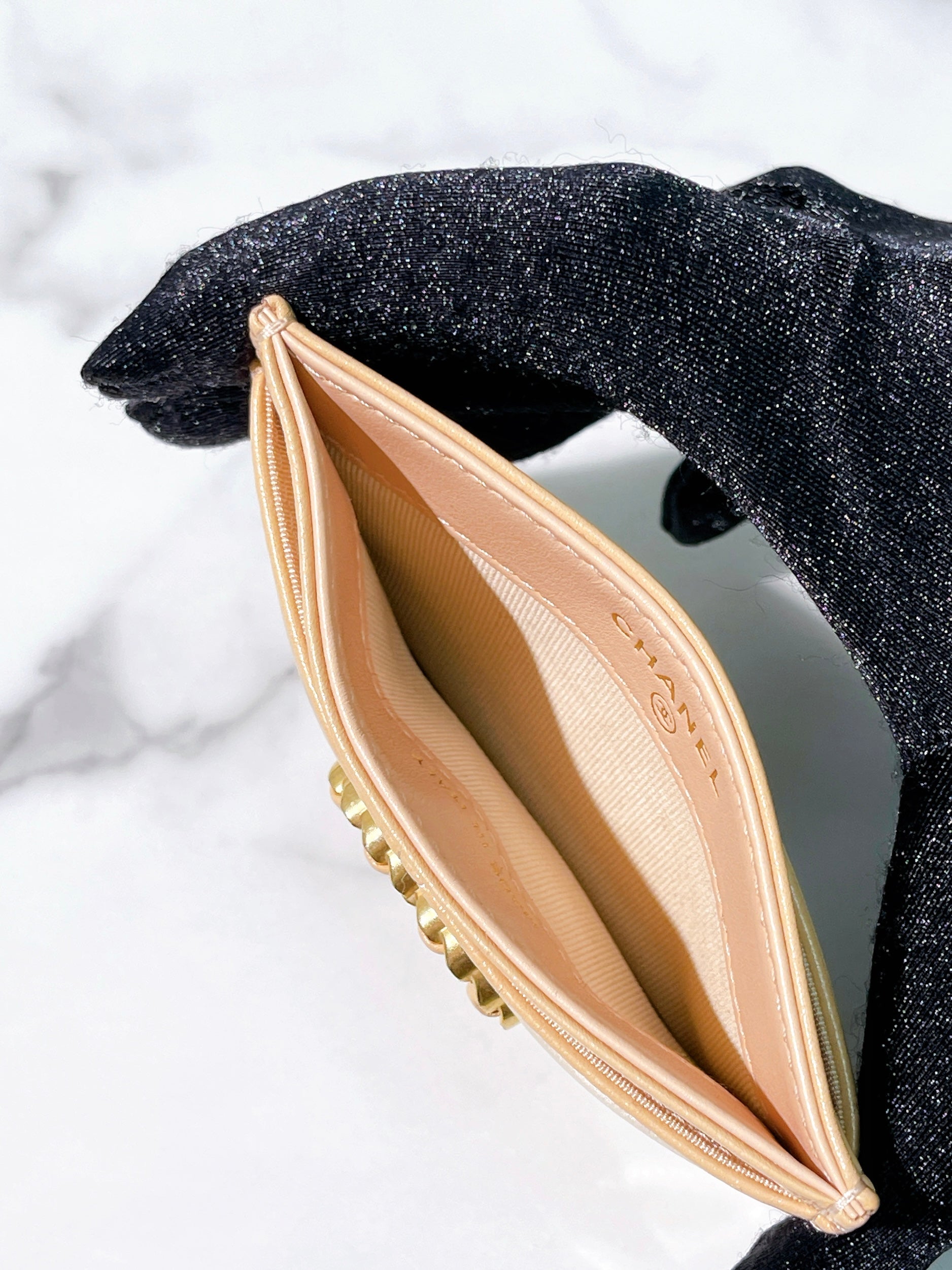 CHANEL 19 CARD HOLDER, Beige/Gold