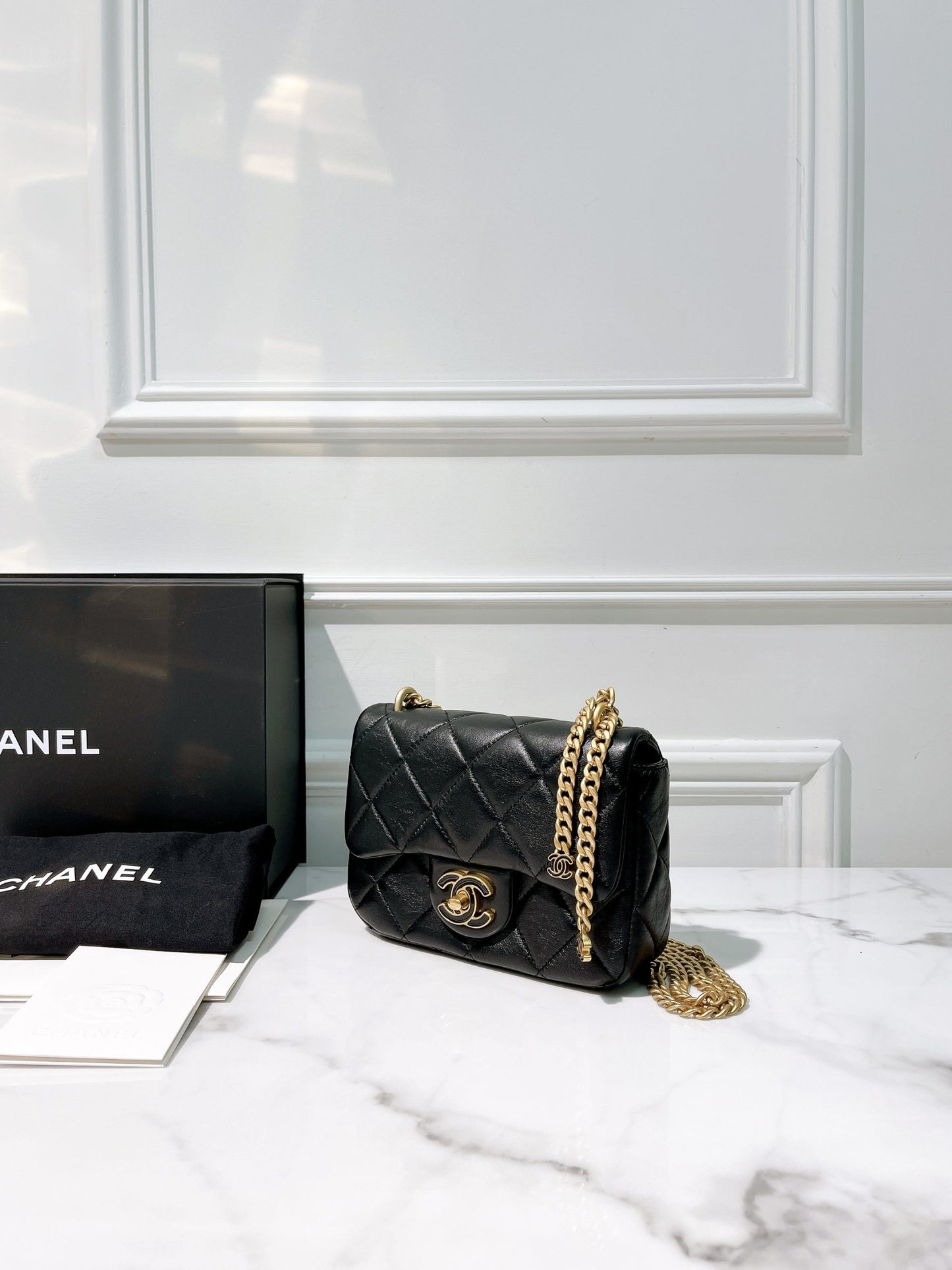 CHANEL 22P MINI SQUARE, Black/Gold