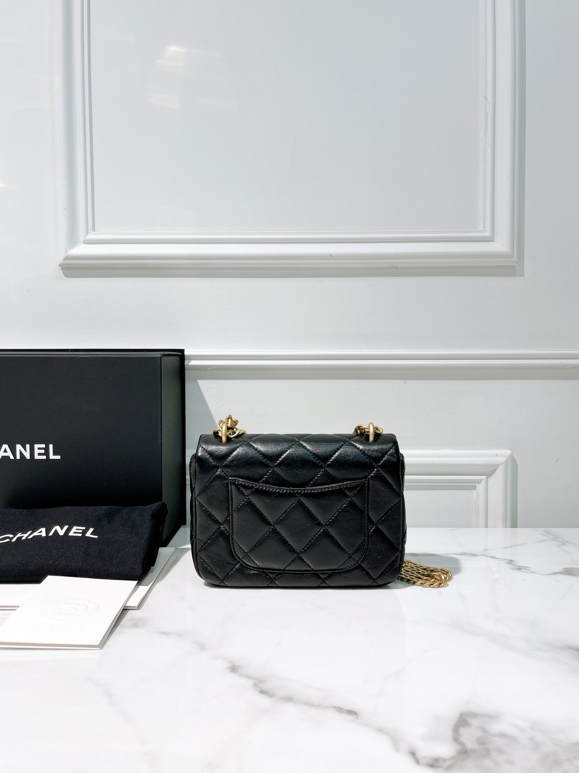 CHANEL 22P MINI SQUARE, Black/Gold
