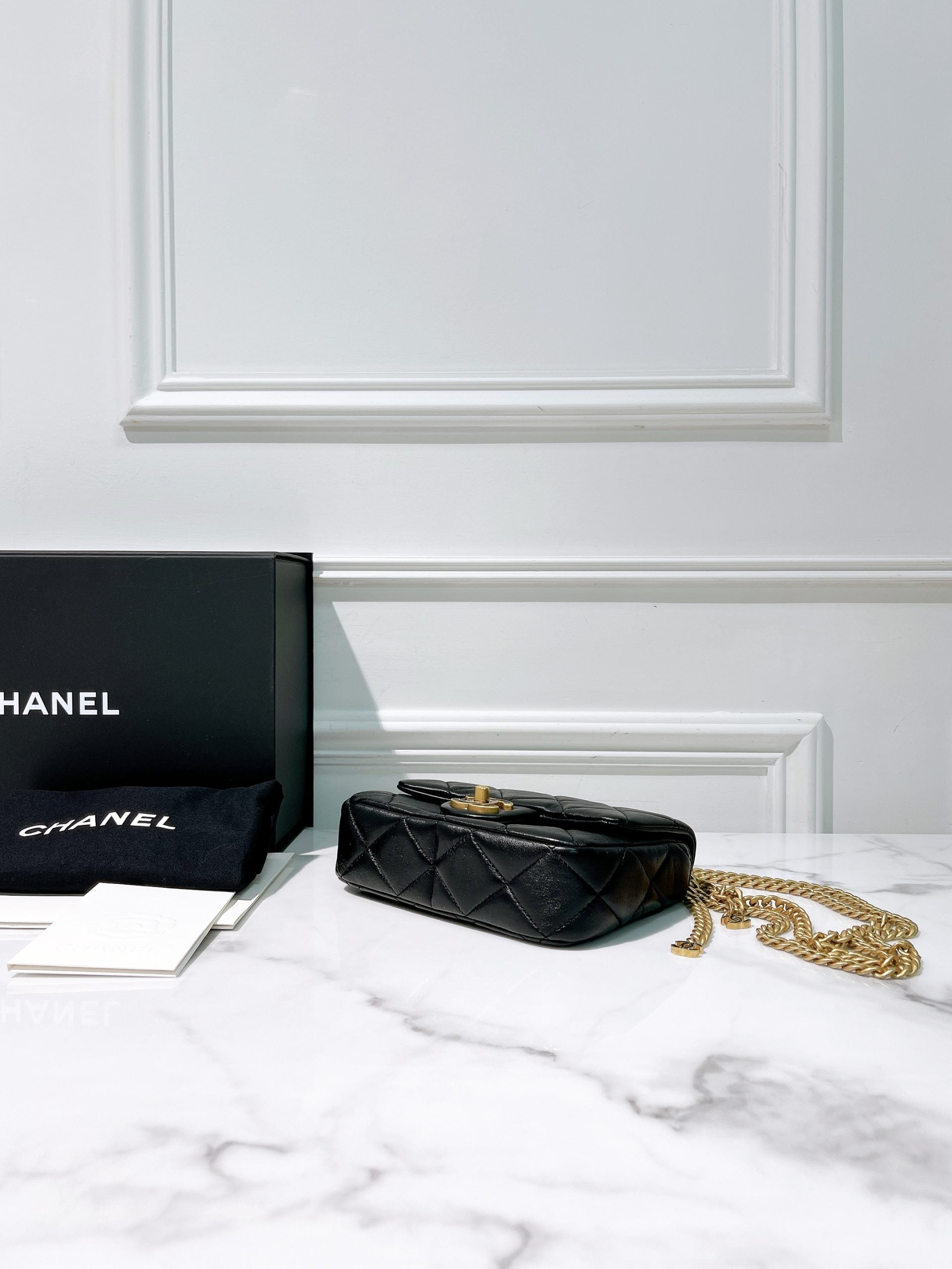 CHANEL 22P MINI SQUARE, Black/Gold
