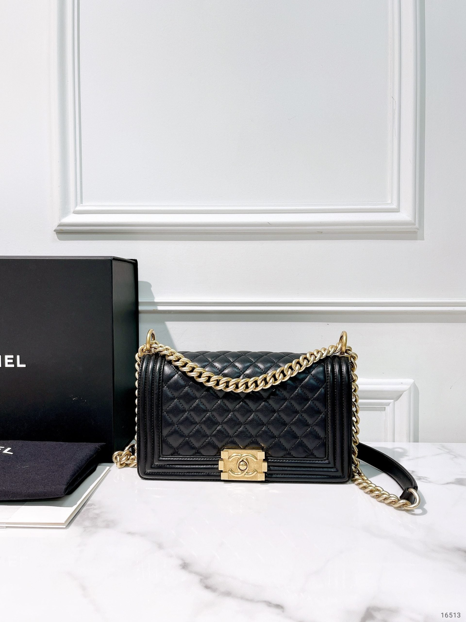 CHANEL MEDIUM BOY HANDBAG, Black/Gold