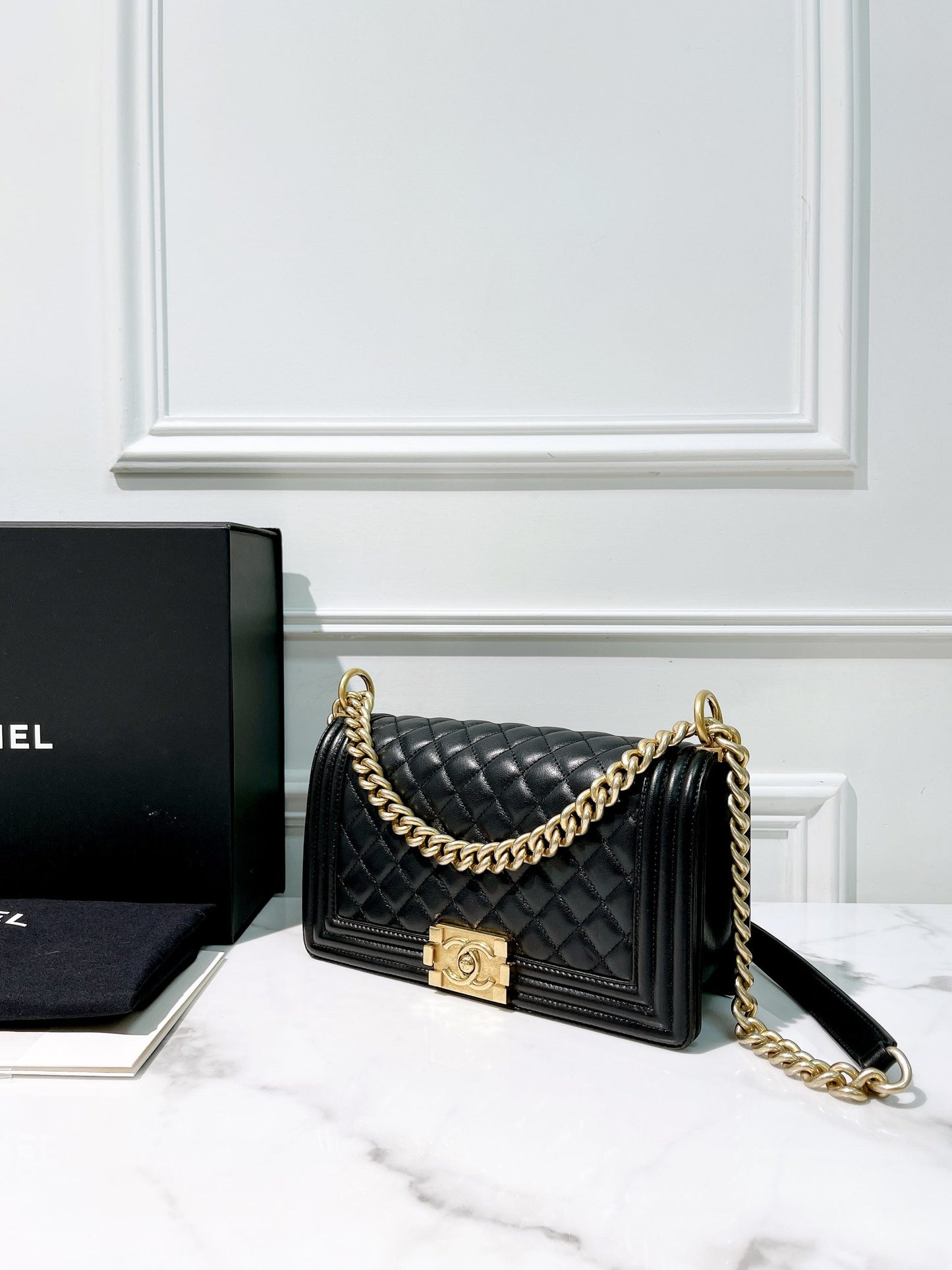 CHANEL MEDIUM BOY HANDBAG, Black/Gold