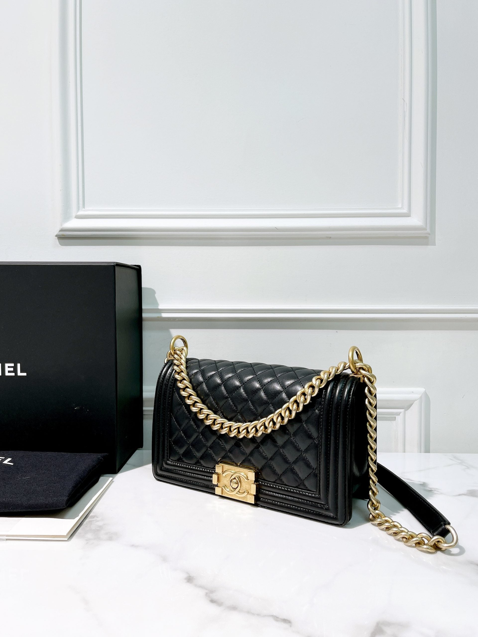 CHANEL MEDIUM BOY HANDBAG, Black/Gold