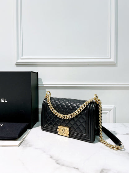 CHANEL MEDIUM BOY HANDBAG, Black/Gold