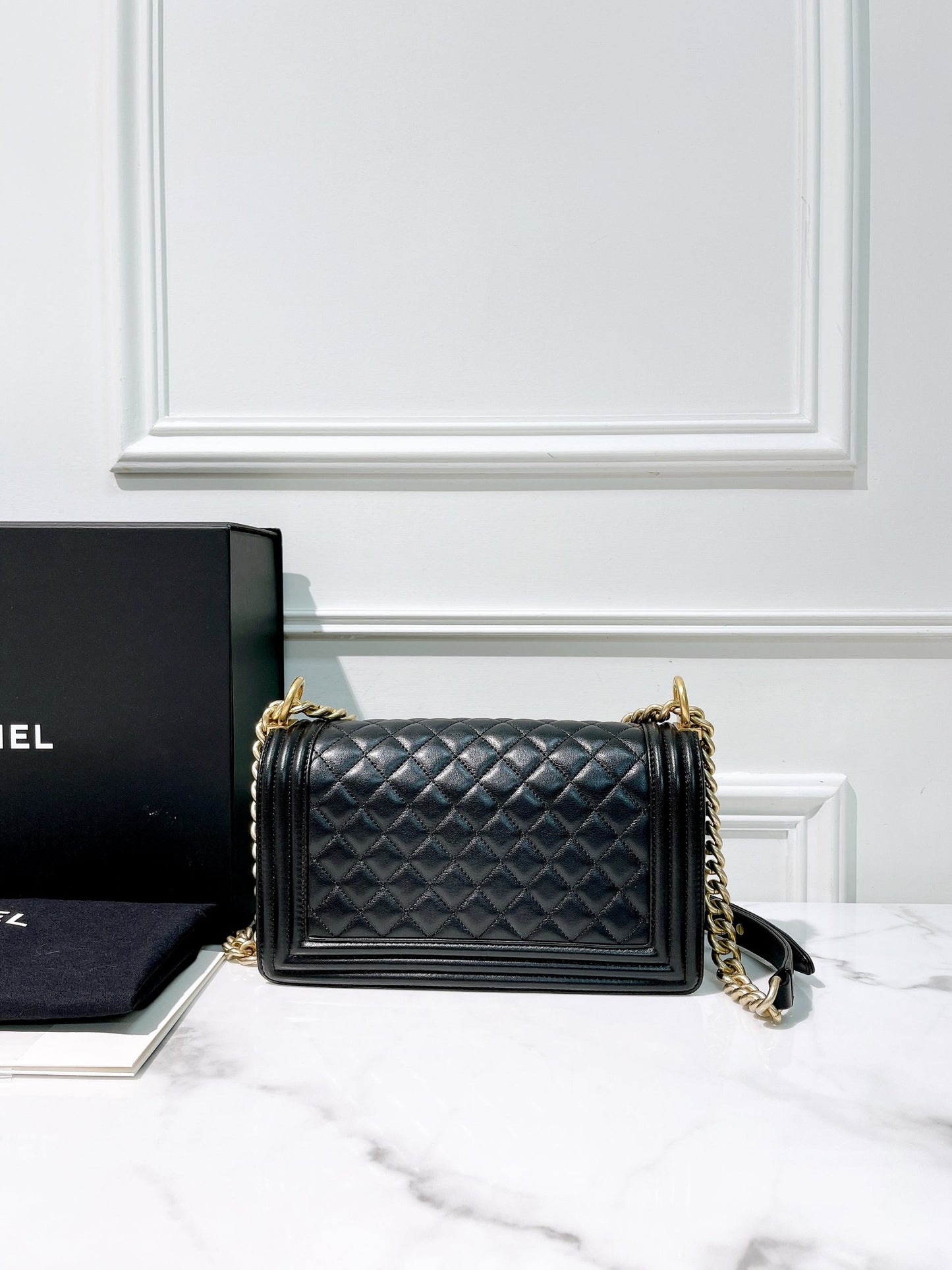 CHANEL MEDIUM BOY HANDBAG, Black/Gold