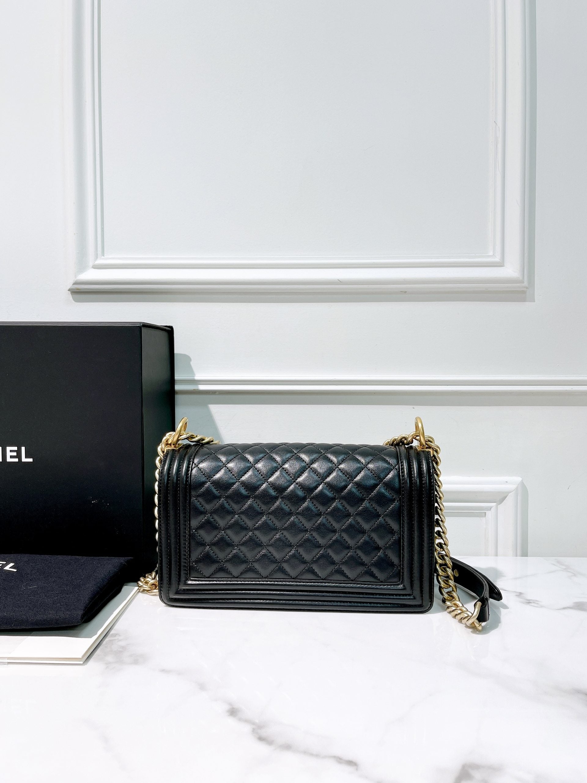 CHANEL MEDIUM BOY HANDBAG, Black/Gold