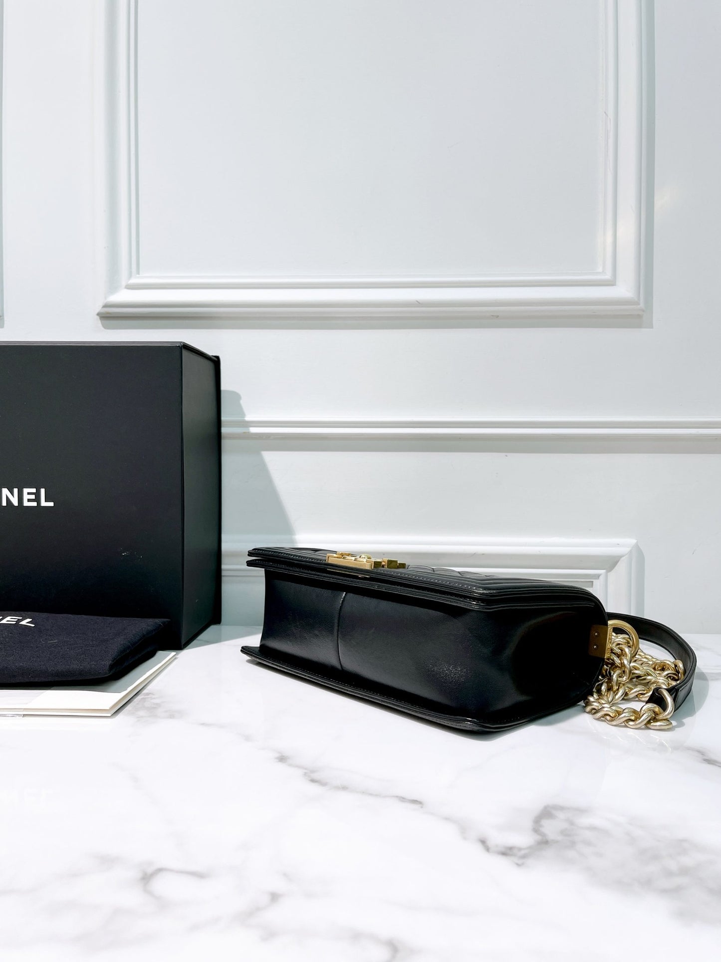 CHANEL MEDIUM BOY HANDBAG, Black/Gold