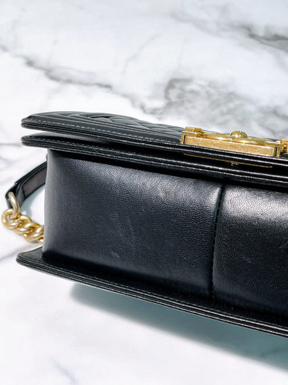 CHANEL MEDIUM BOY HANDBAG, Black/Gold
