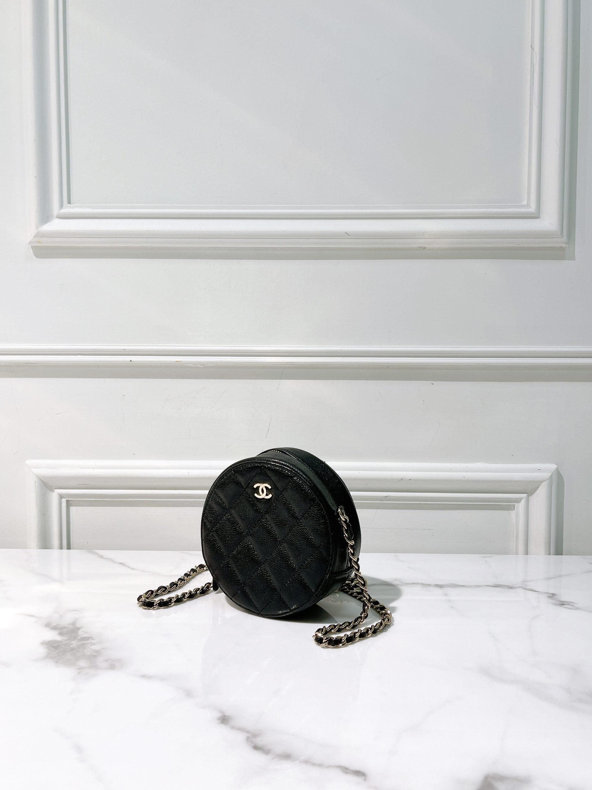 CHANEL CLUTCH WITH CHAIN, Black/Gold