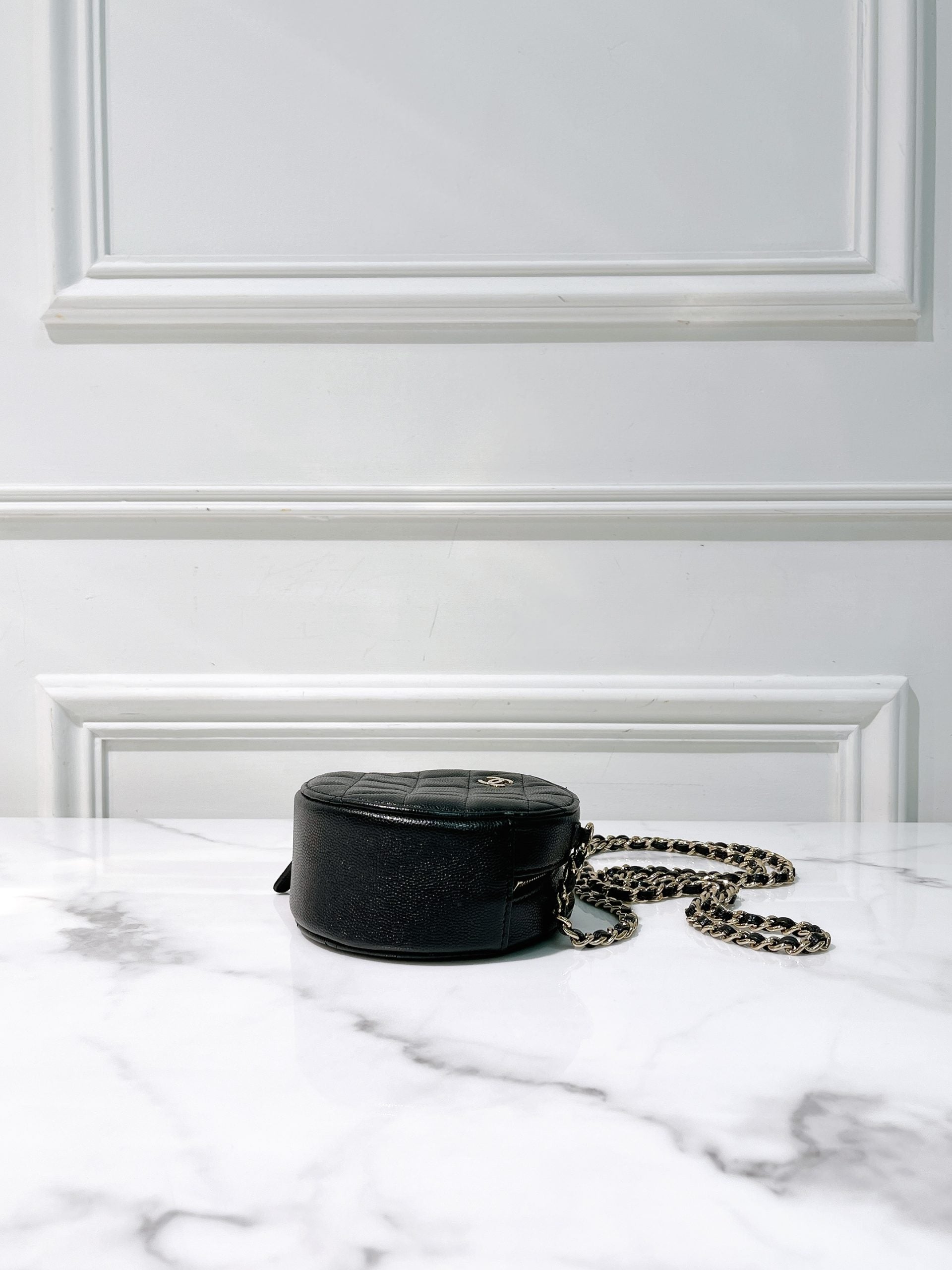 CHANEL CLUTCH WITH CHAIN, Black/Gold