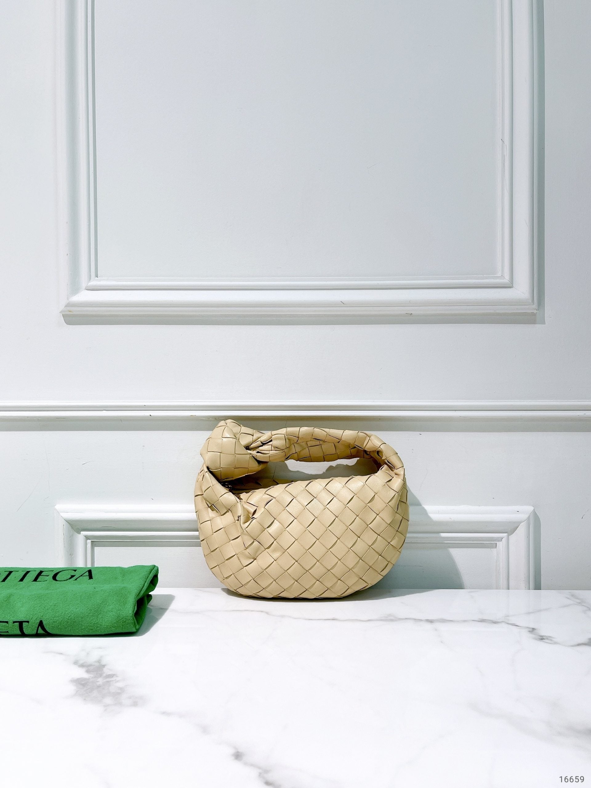 BOTTEGA VENETA MINI JODIE, Beige