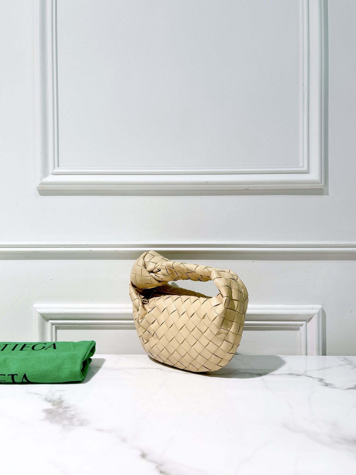 BOTTEGA VENETA MINI JODIE, Beige